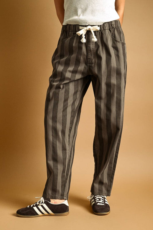 WIDE STRIPE PRINT BARREL PANTS: Black / Grey