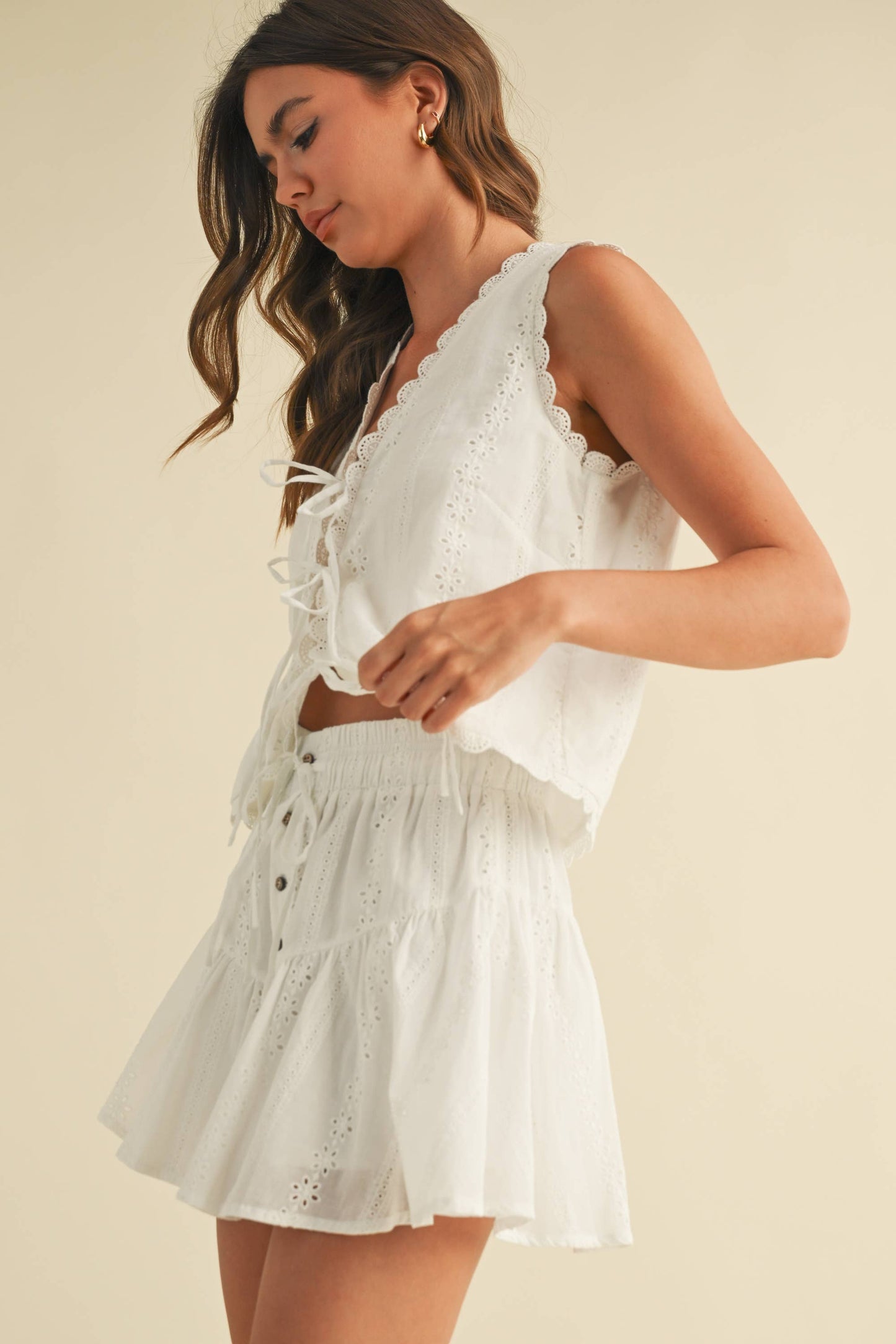 DRAWSTRING WAIST EYELET MINI SKORT: White
