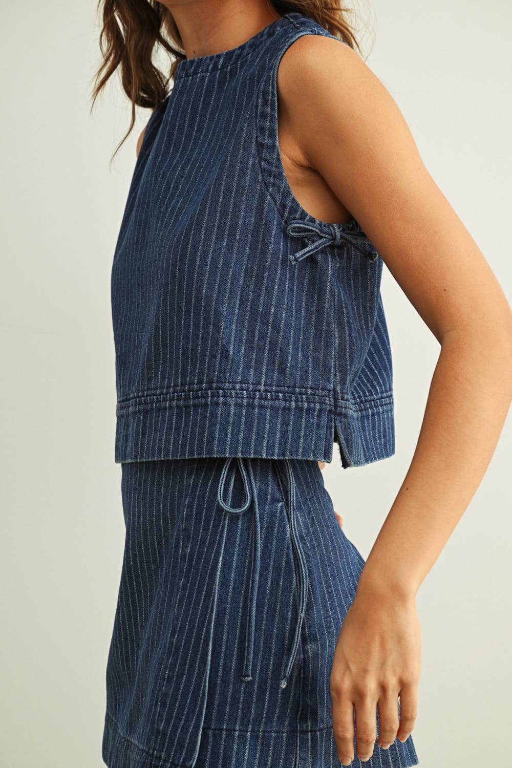 PINSTRIPED DENIM SLEEVELESS TOP: DENIM BLUE