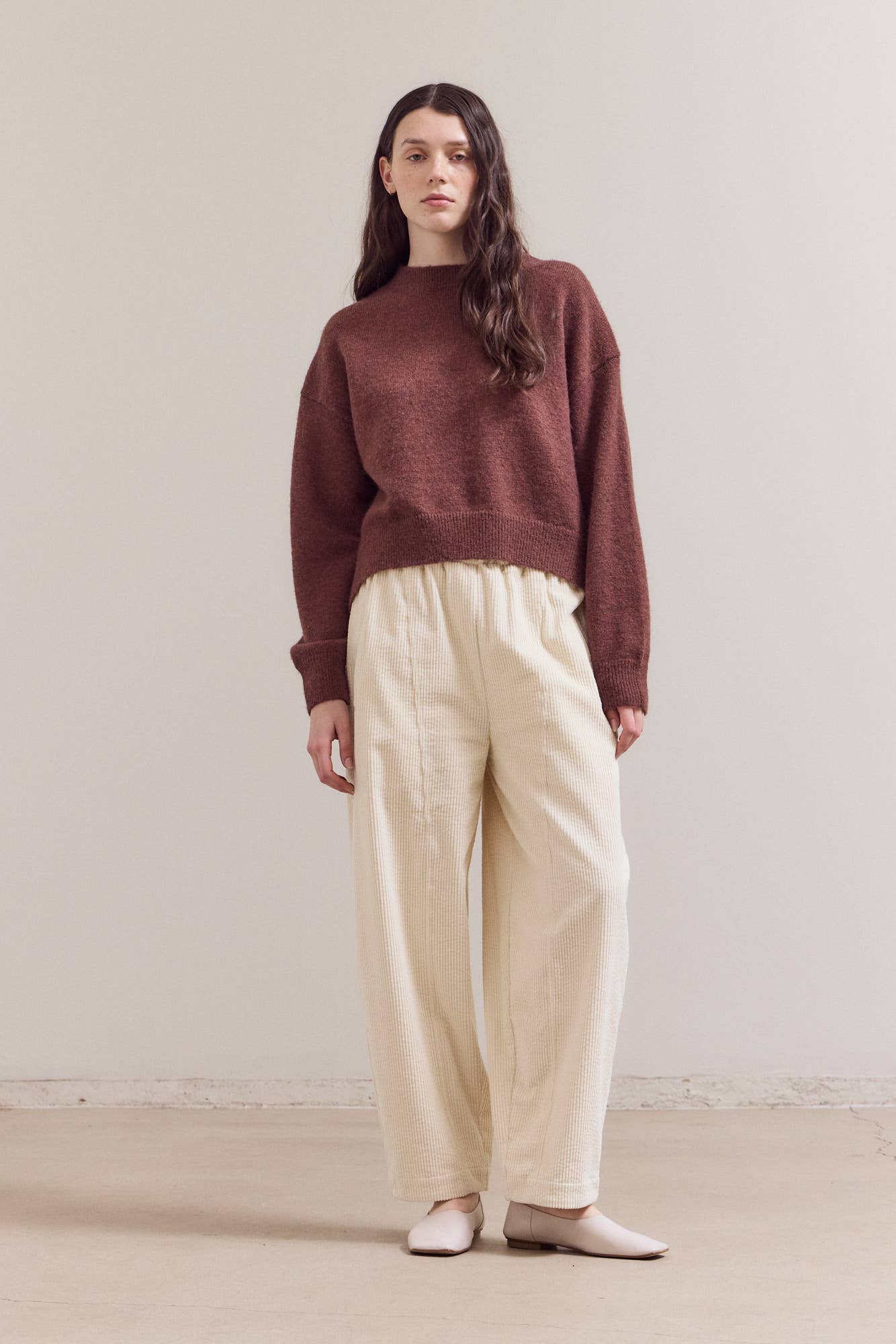 SEAM DETAIL ROUND NECK SWEATER: BRICK