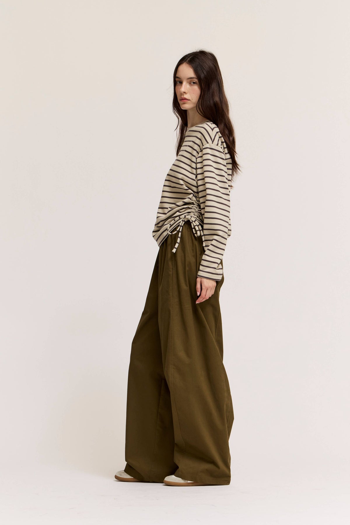 SIDE DRAWSTRING STRIPE CREWNECK SWEATSHIRTS: HAZE CHOCO
