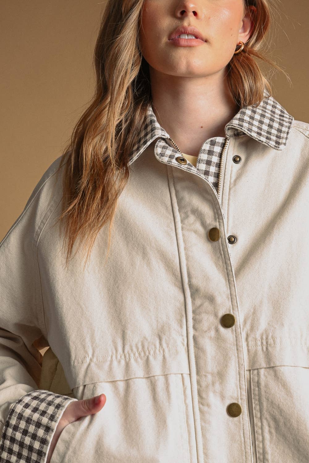 GINGHAM COLLARED TWILL JACKET: BEIGE