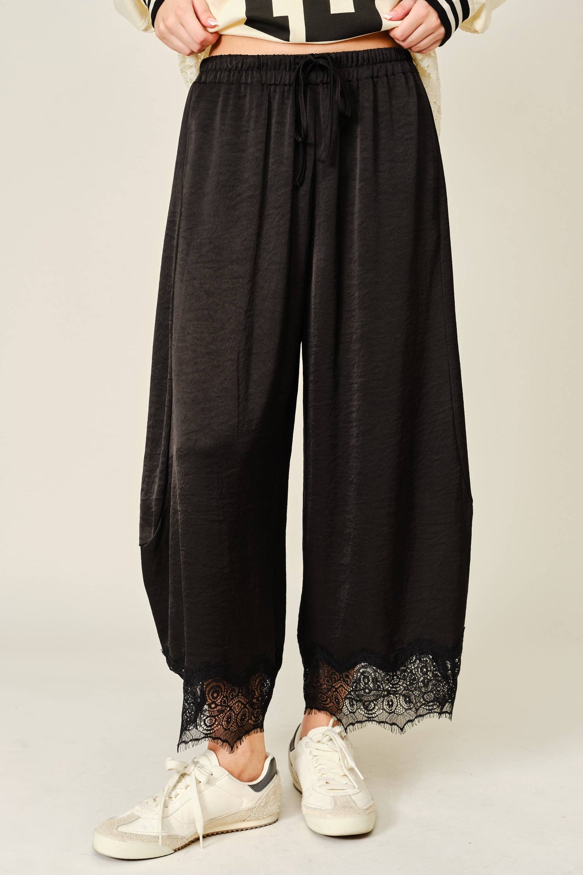 LACE TRIM SATIN DRAWSTRING BARREL PANTS: BLACK