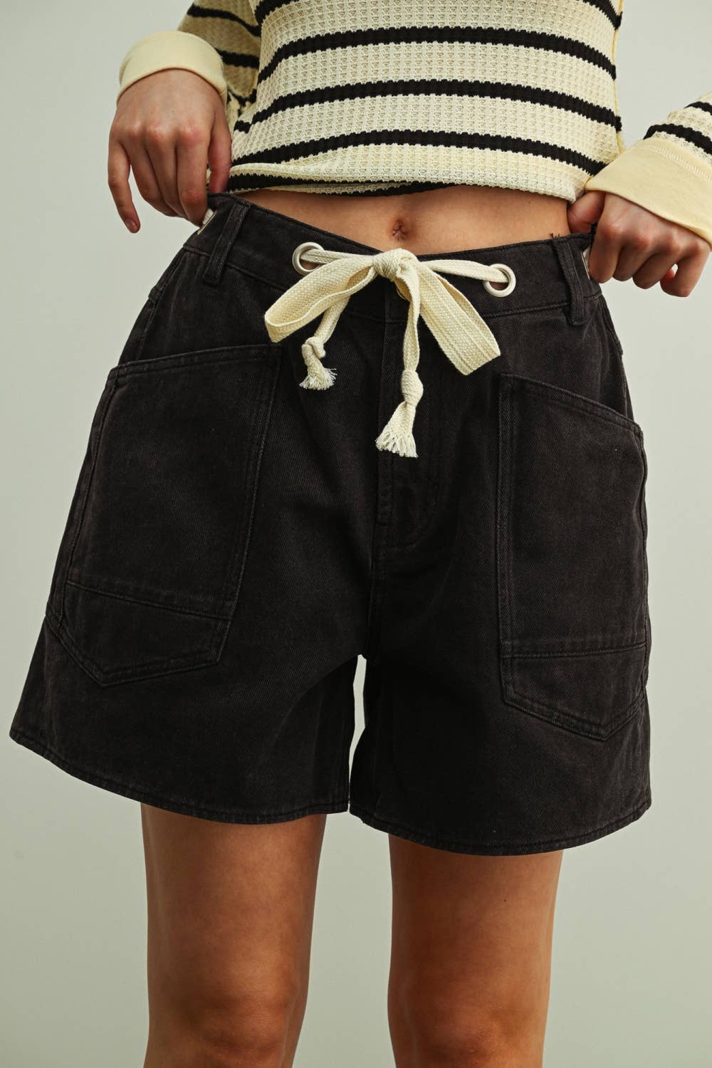WASHED POCKET FRONT WITH TIE BELT SHORTS: BLACK