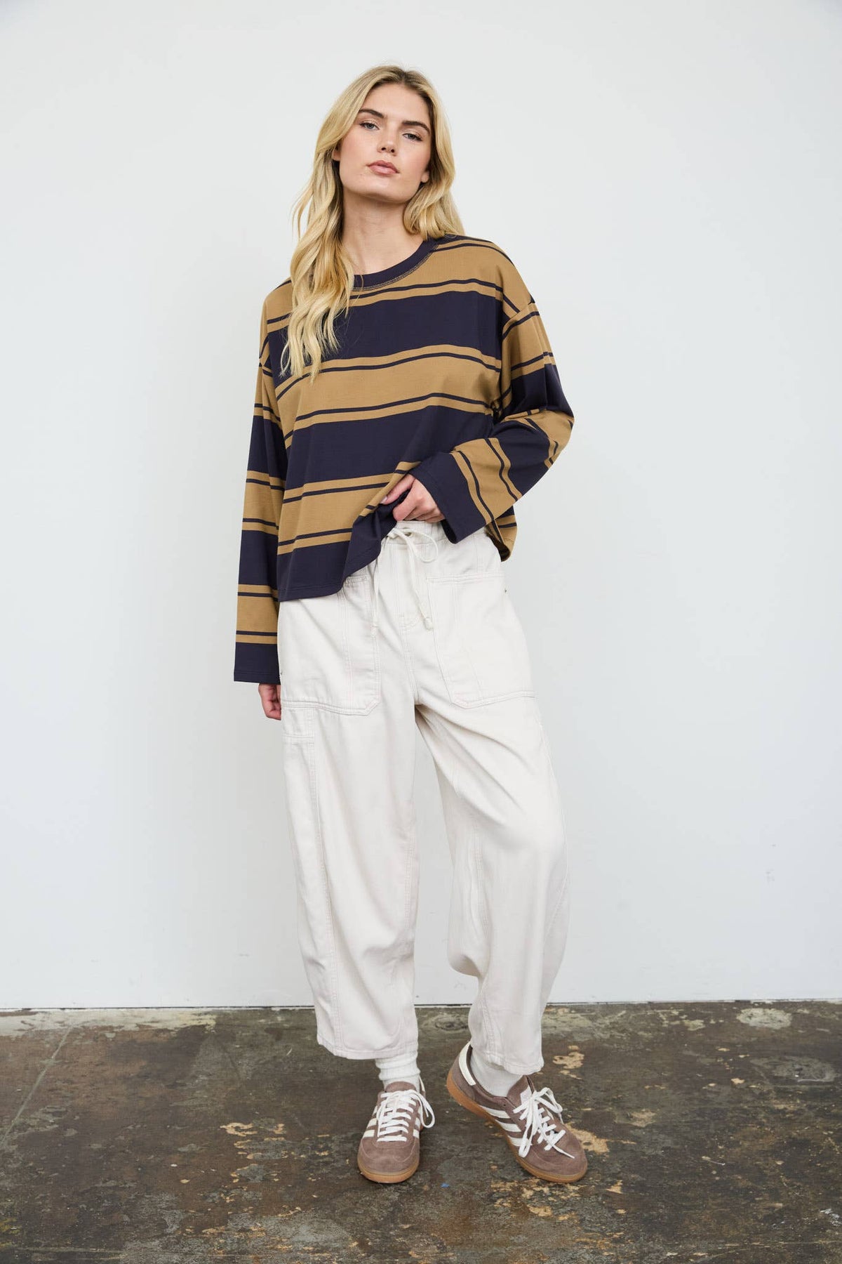WIDE STRIPE CREW NECK LONG SLEEVE KNIT TOP: NAVY