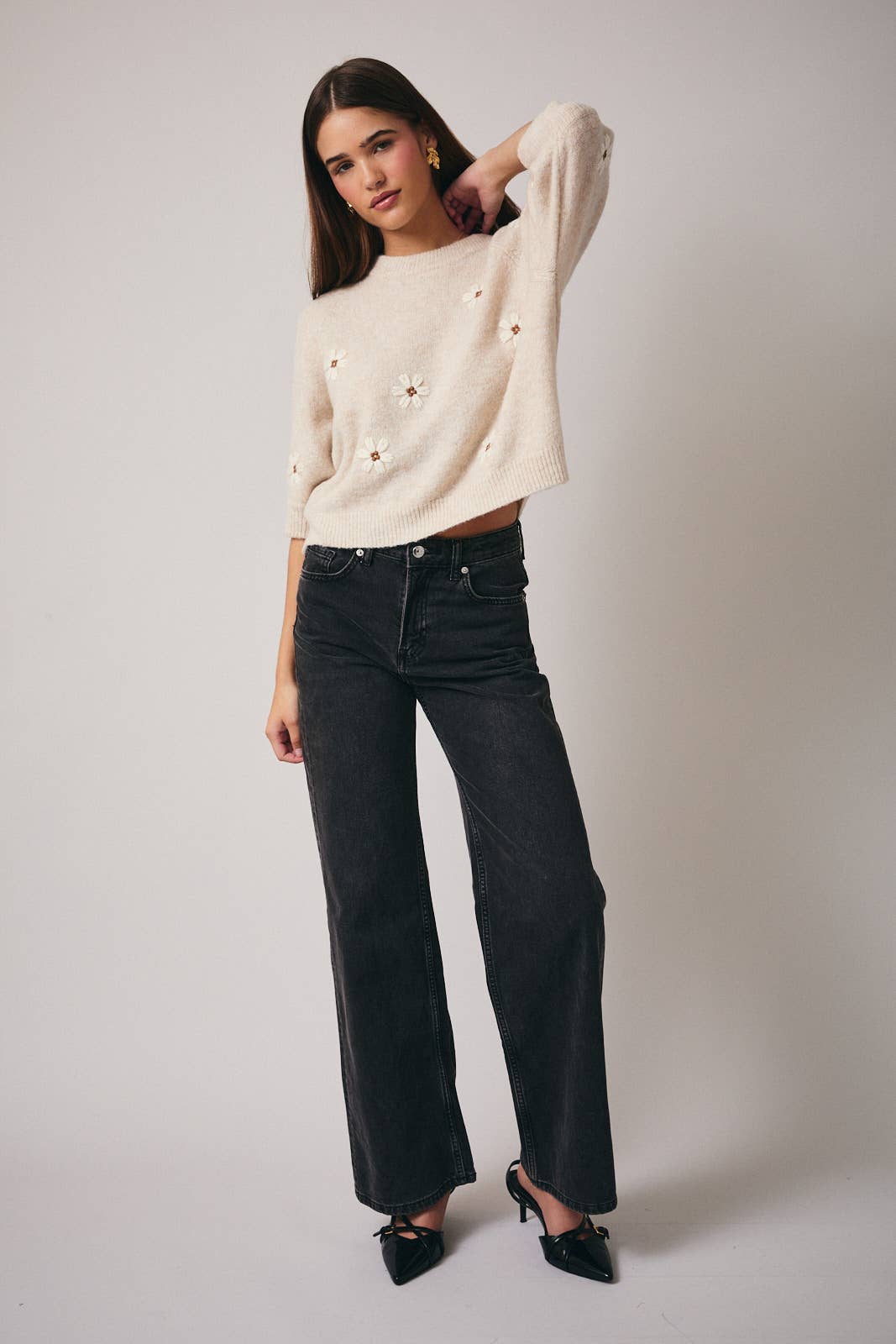 ROUND NECK SHORT SLEEVE FLOWER SWEATER TOP: OATMEAL