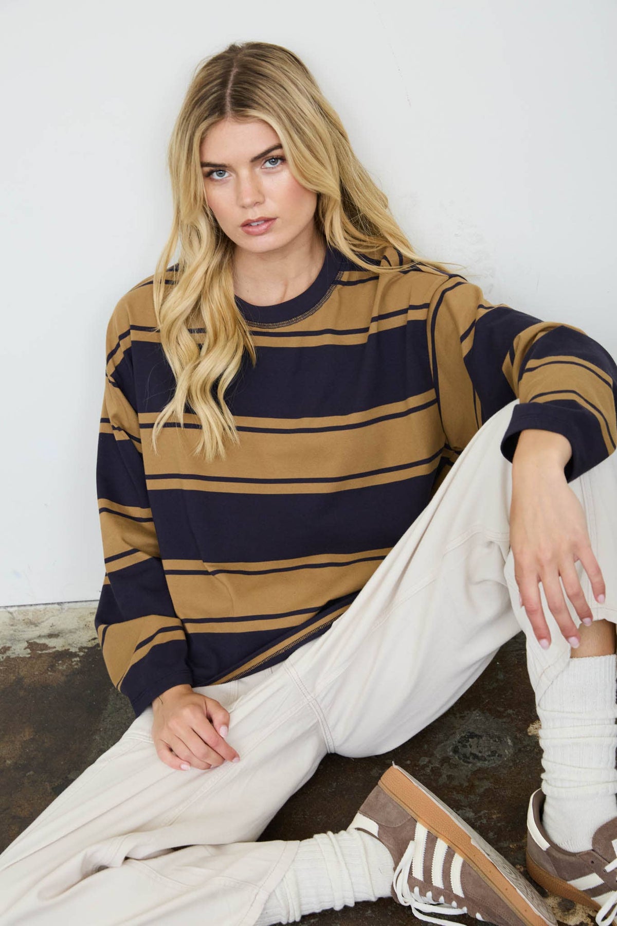 WIDE STRIPE CREW NECK LONG SLEEVE KNIT TOP: NAVY