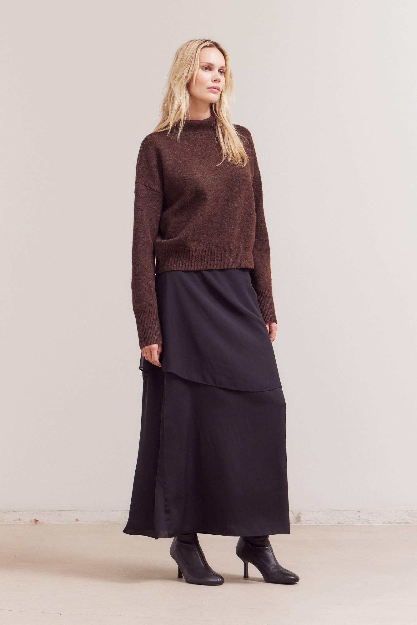  MOCK NECK DAILY SWEATER: DEEP BRONZE