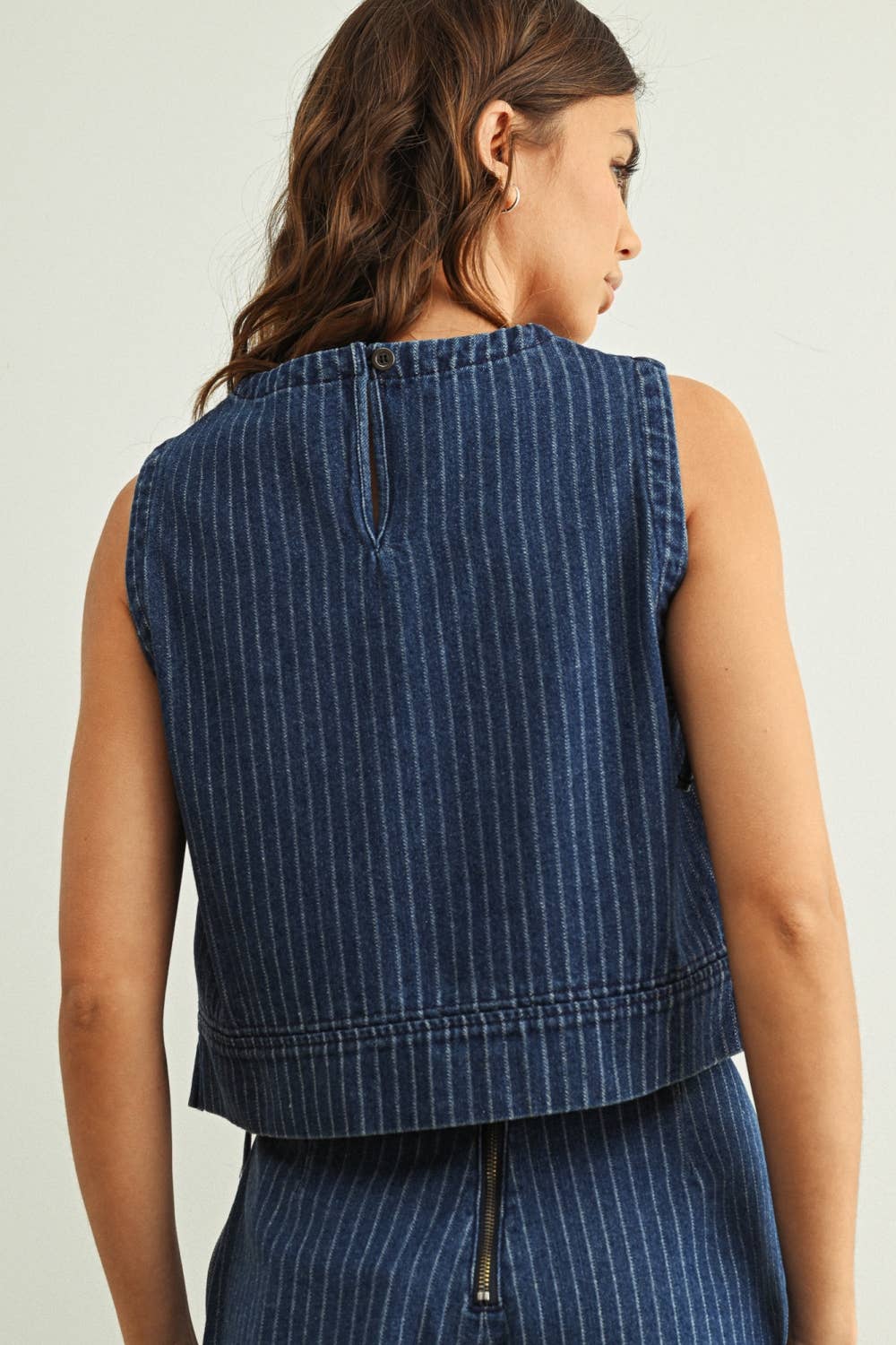 PINSTRIPED DENIM SLEEVELESS TOP: DENIM BLUE