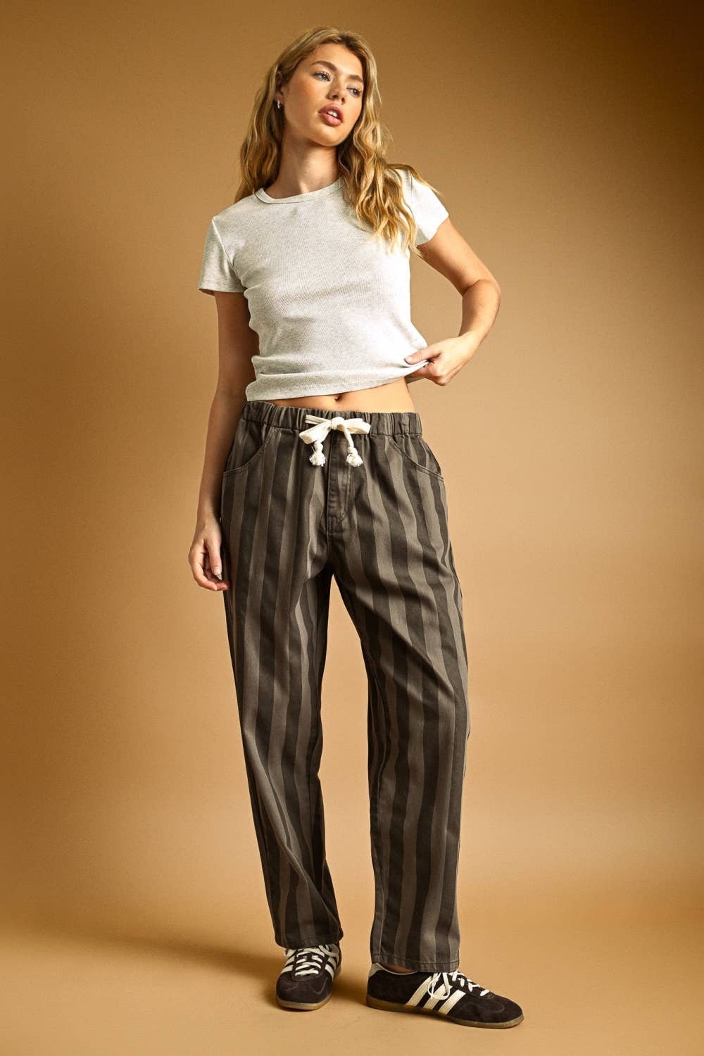 WIDE STRIPE PRINT BARREL PANTS: Black / Grey