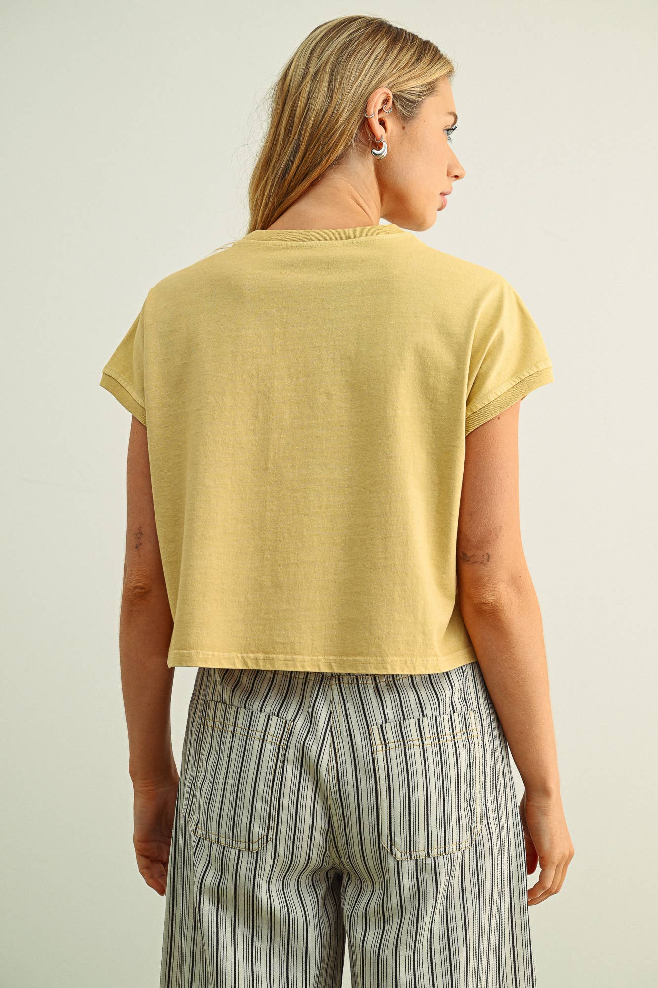 WASHED SHORT SLEEVE TOP: BUTTER