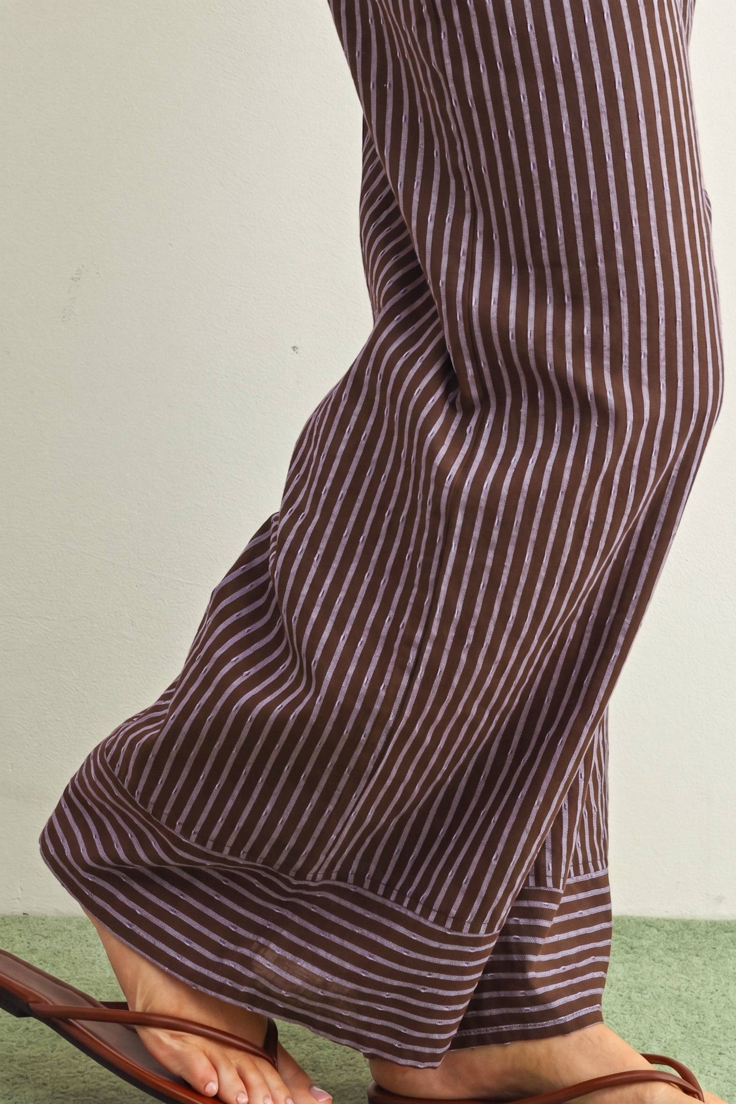 STRIPED PRINT STRAIGHT WIDE LEG PANTS: Brown