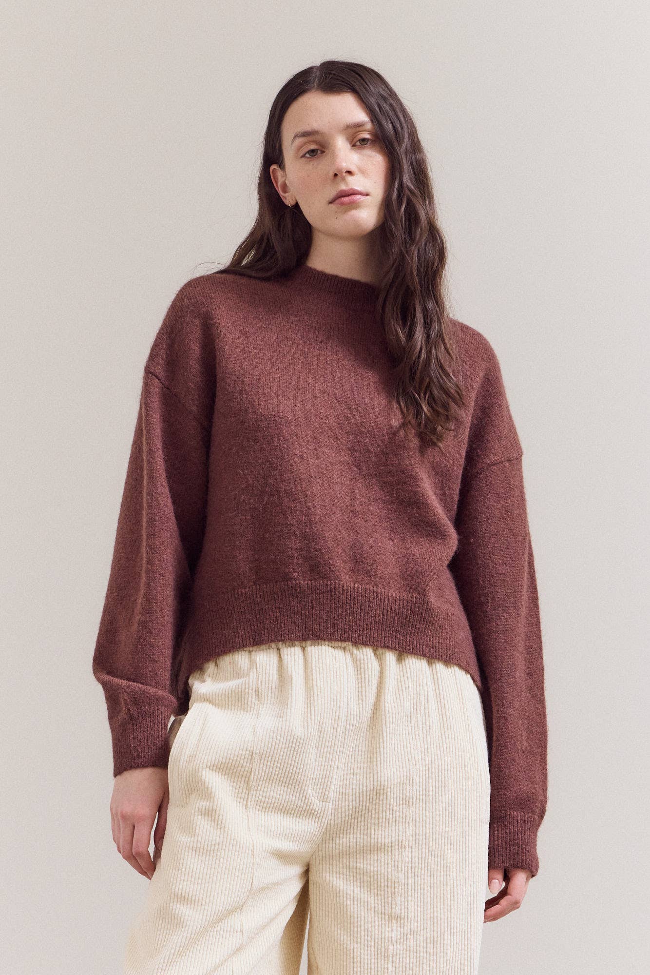 SEAM DETAIL ROUND NECK SWEATER: BRICK