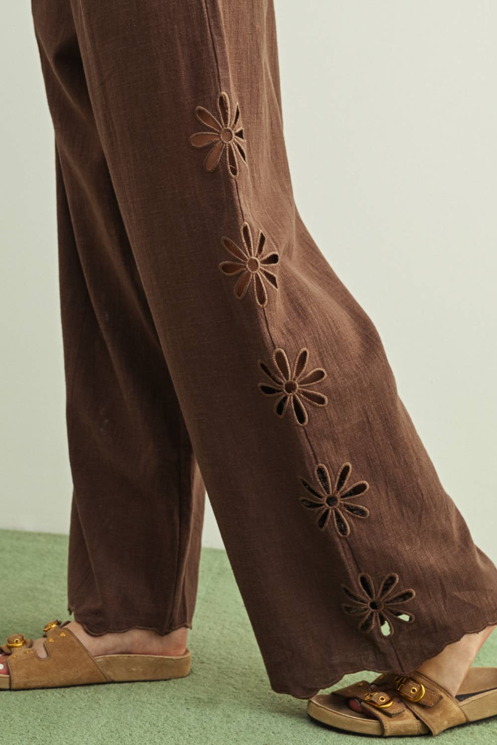 EMBORIDERED ON THE SIDE PANTS: BROWN