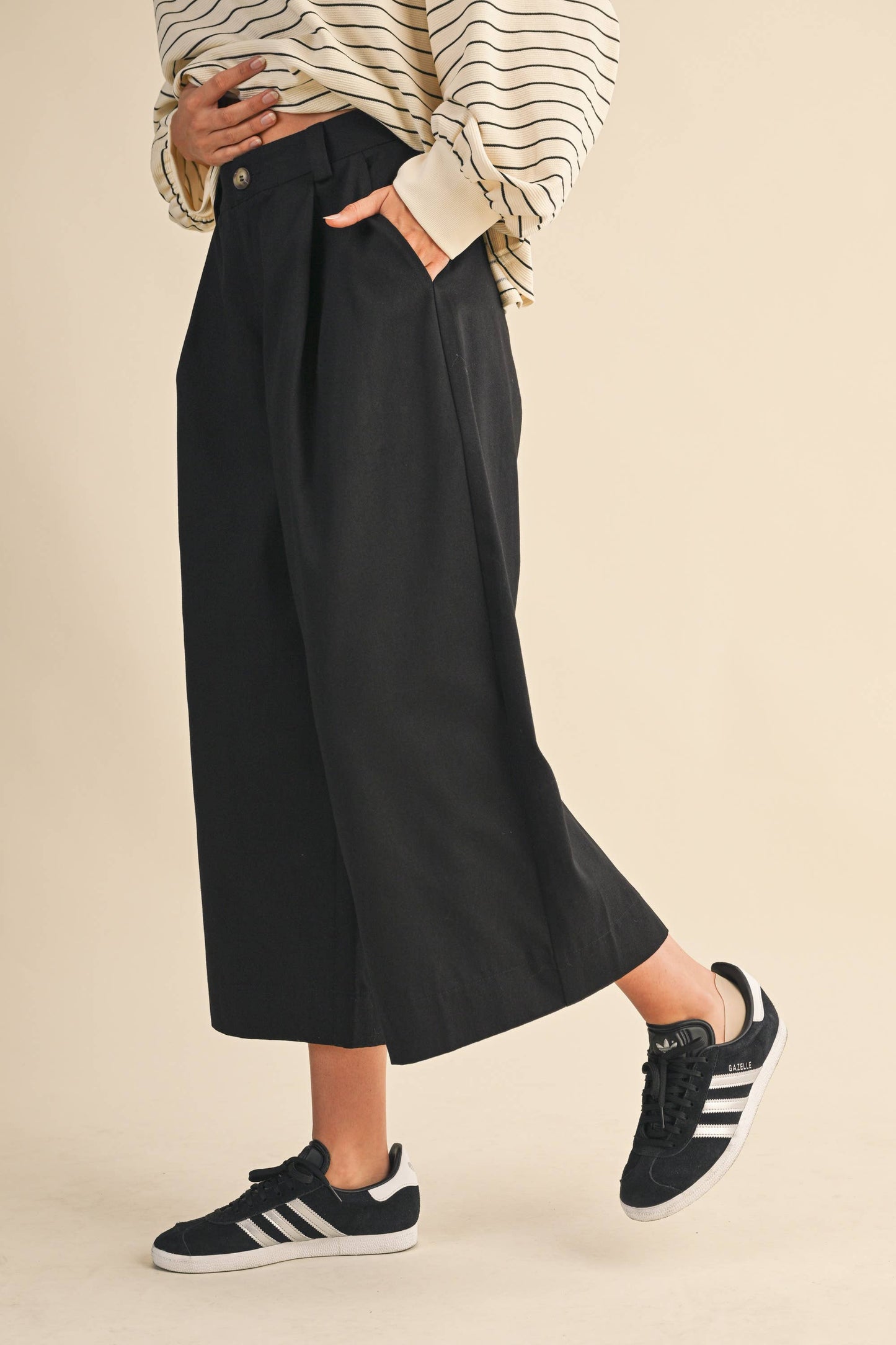 PINTUCK DETAIL CROPED WIDE LEG PANTS: Black
