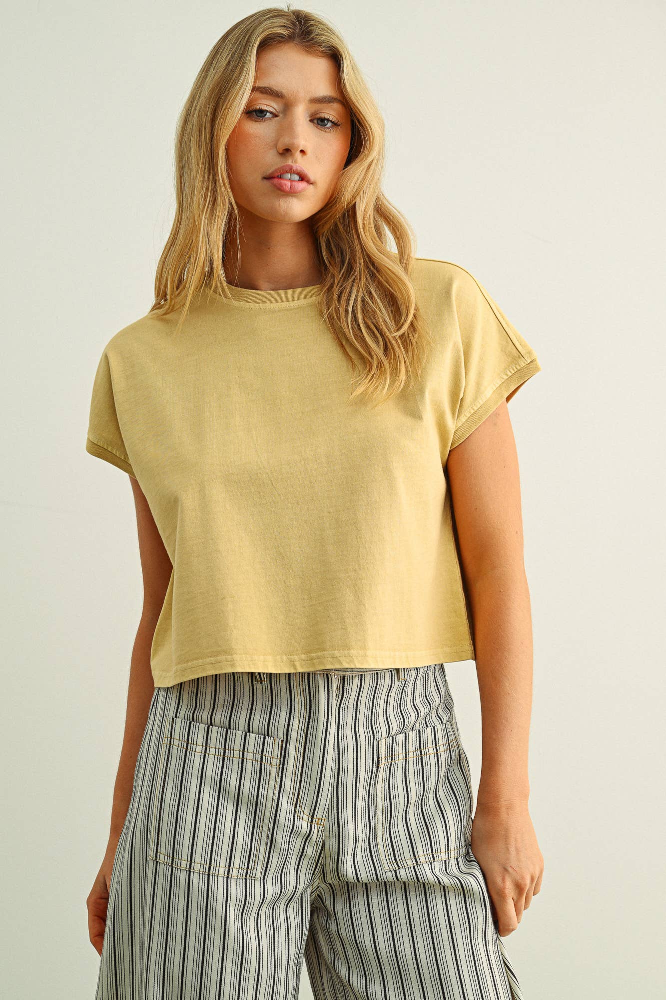 WASHED SHORT SLEEVE TOP: BUTTER