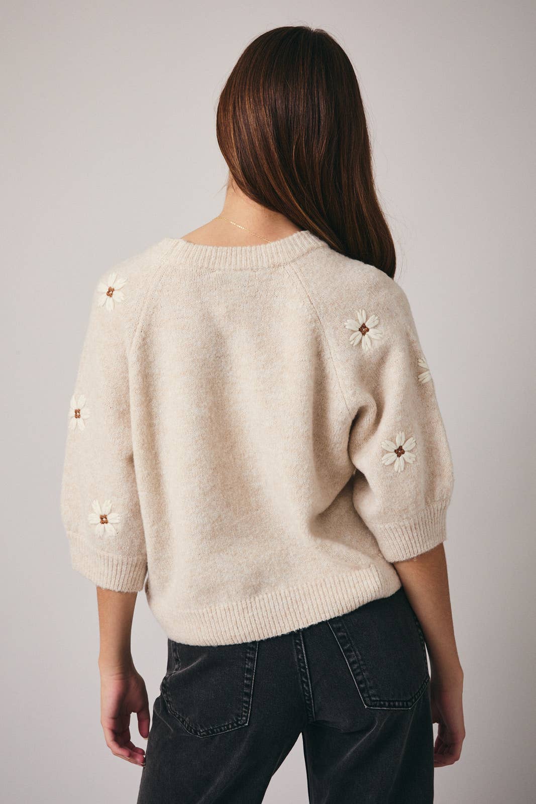 ROUND NECK SHORT SLEEVE FLOWER SWEATER TOP: OATMEAL