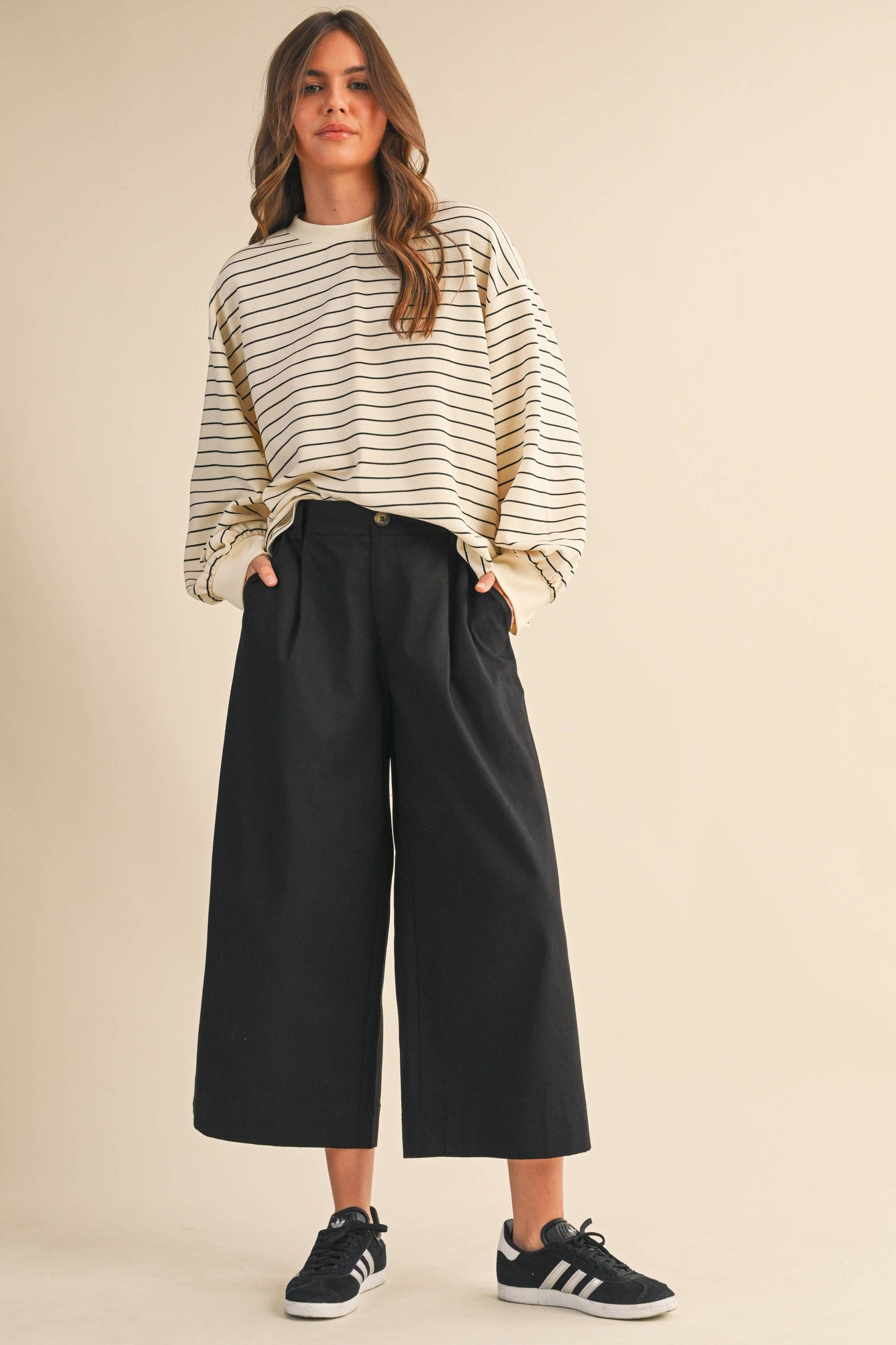 PINTUCK DETAIL CROPED WIDE LEG PANTS: Black