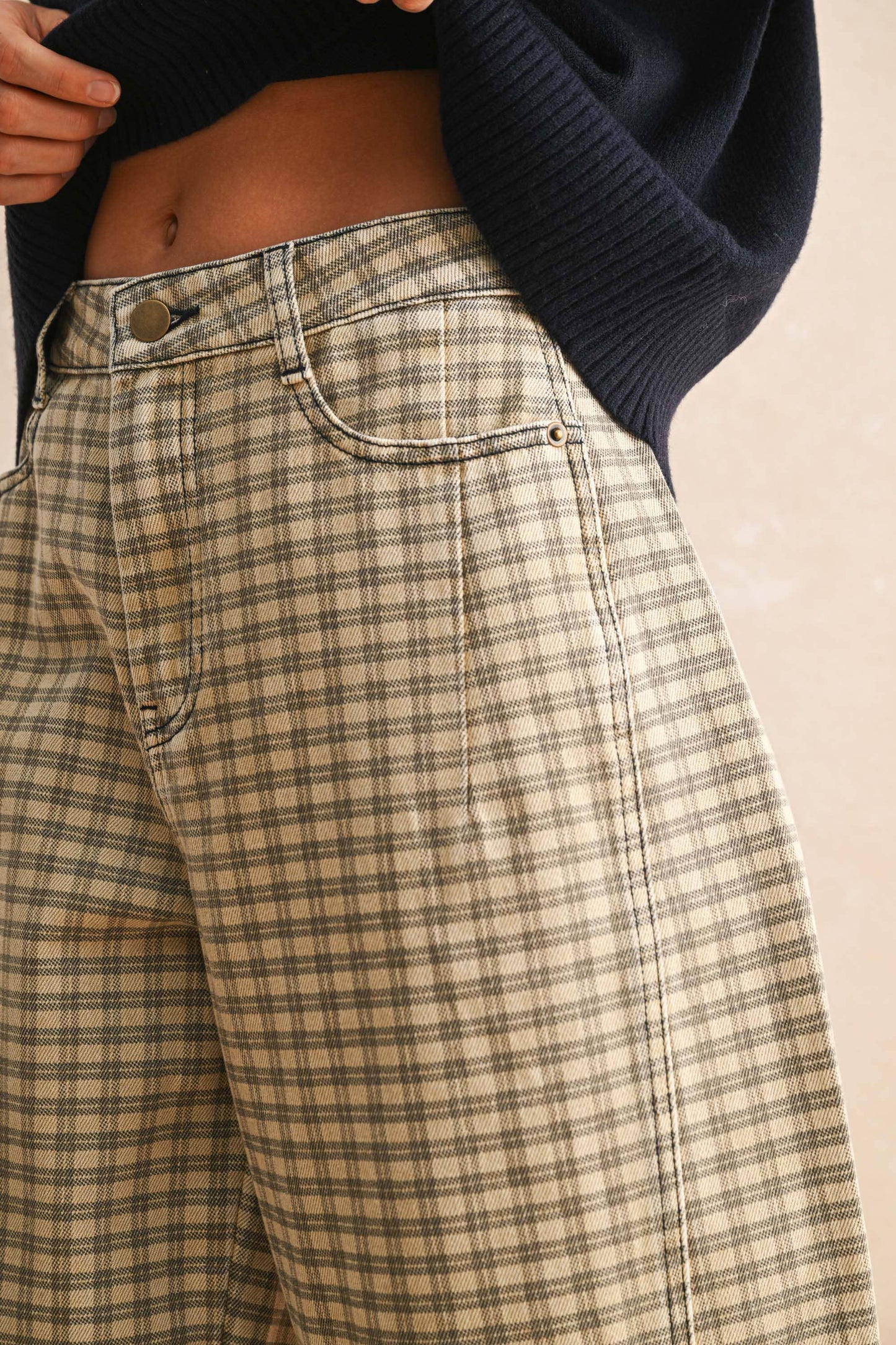 MINI CHECKER PATTERN BARREL PANTS: TAN/BROWN