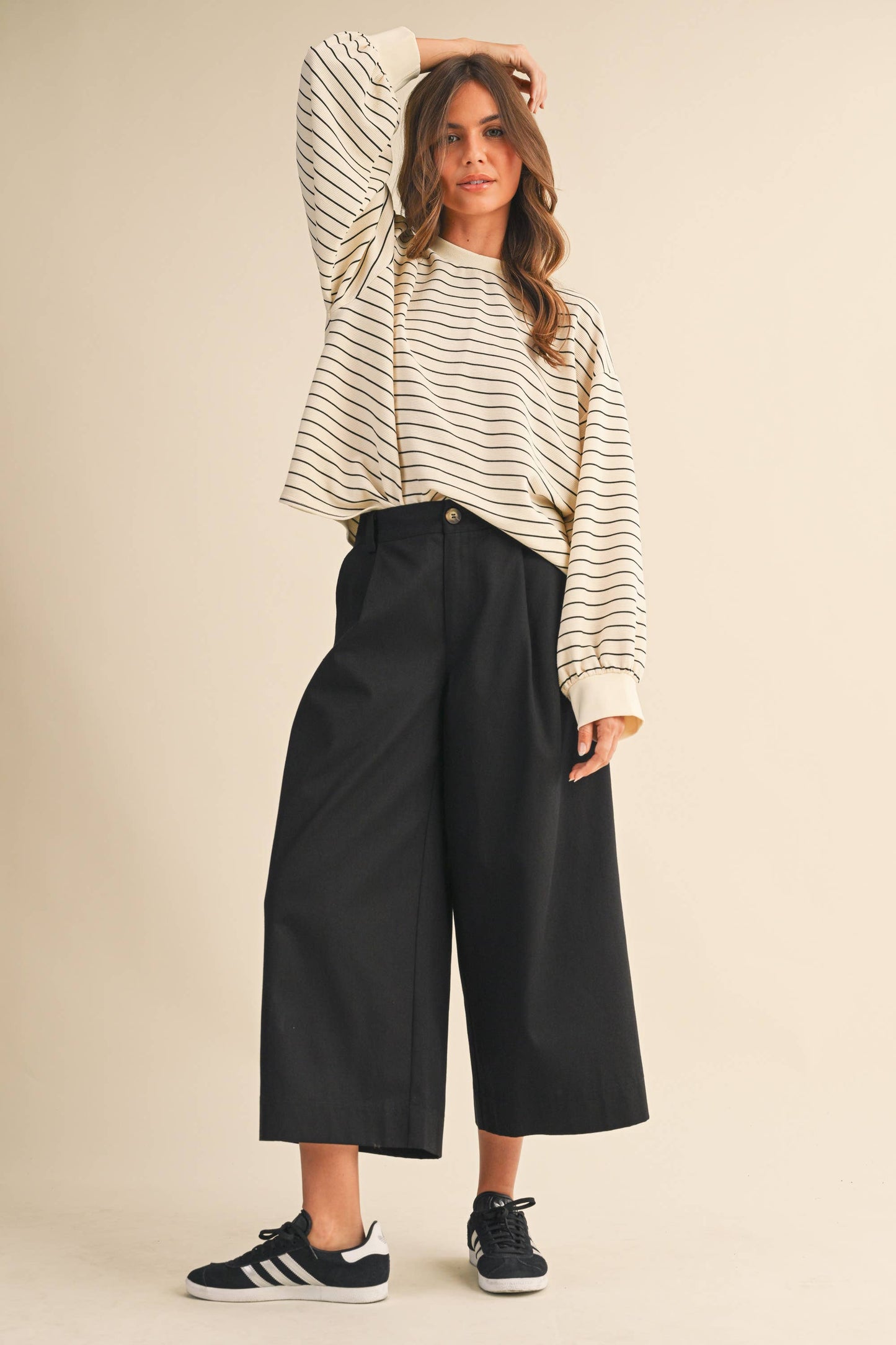 PINTUCK DETAIL CROPED WIDE LEG PANTS: Black