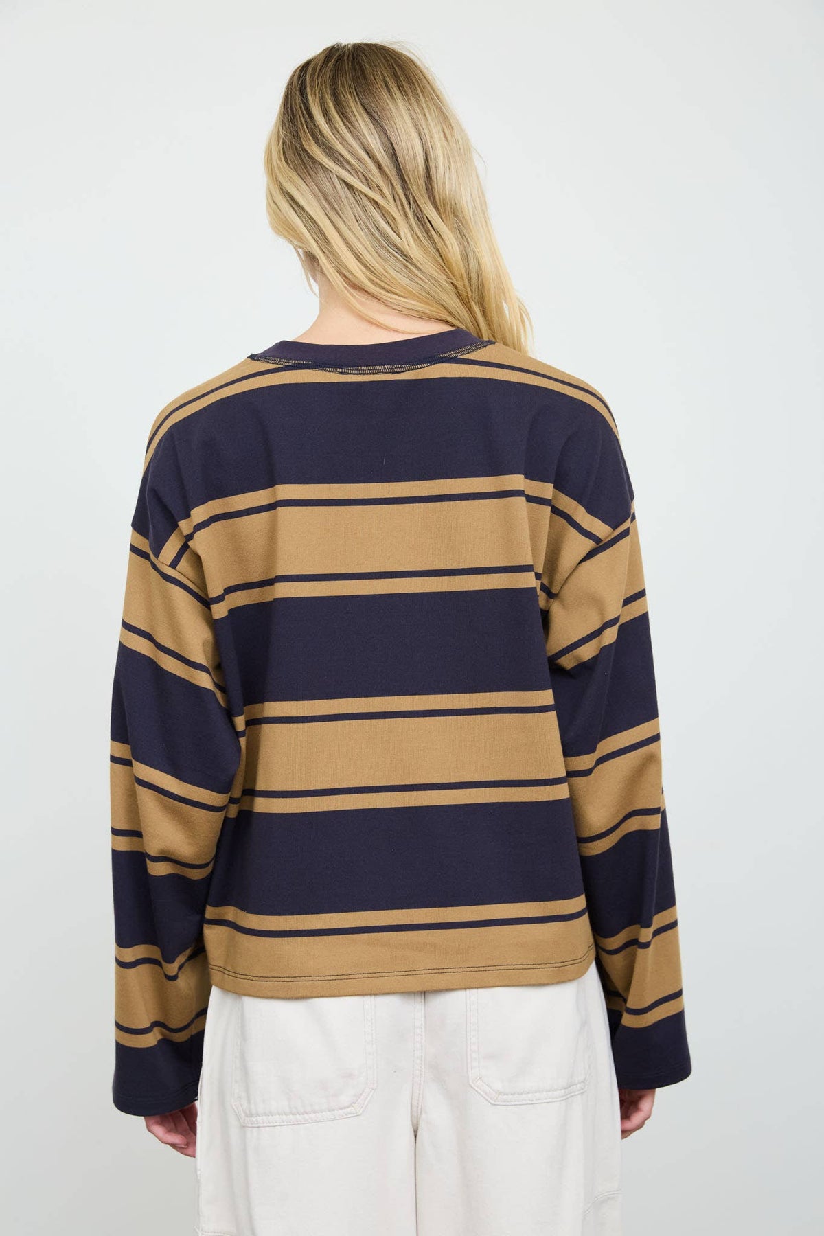 WIDE STRIPE CREW NECK LONG SLEEVE KNIT TOP: NAVY