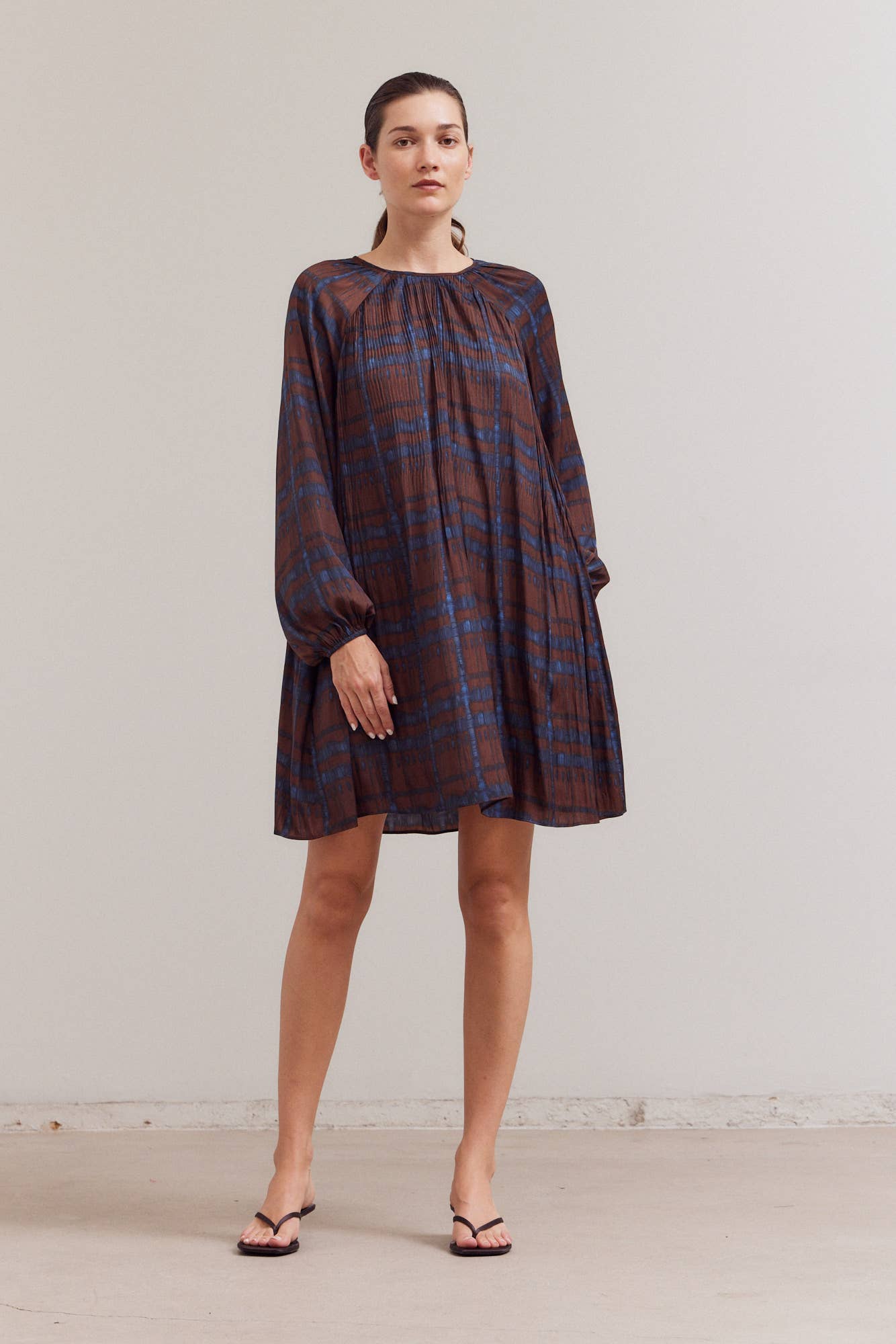 PLEATED PRINT MINI DRESS: Multi