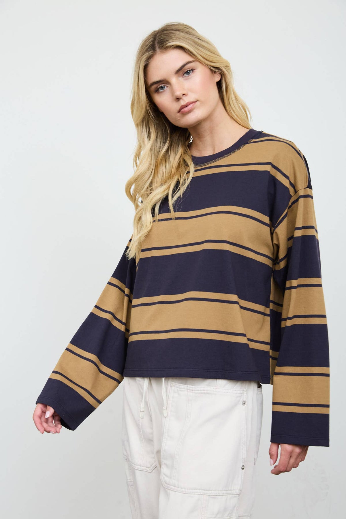 WIDE STRIPE CREW NECK LONG SLEEVE KNIT TOP: NAVY