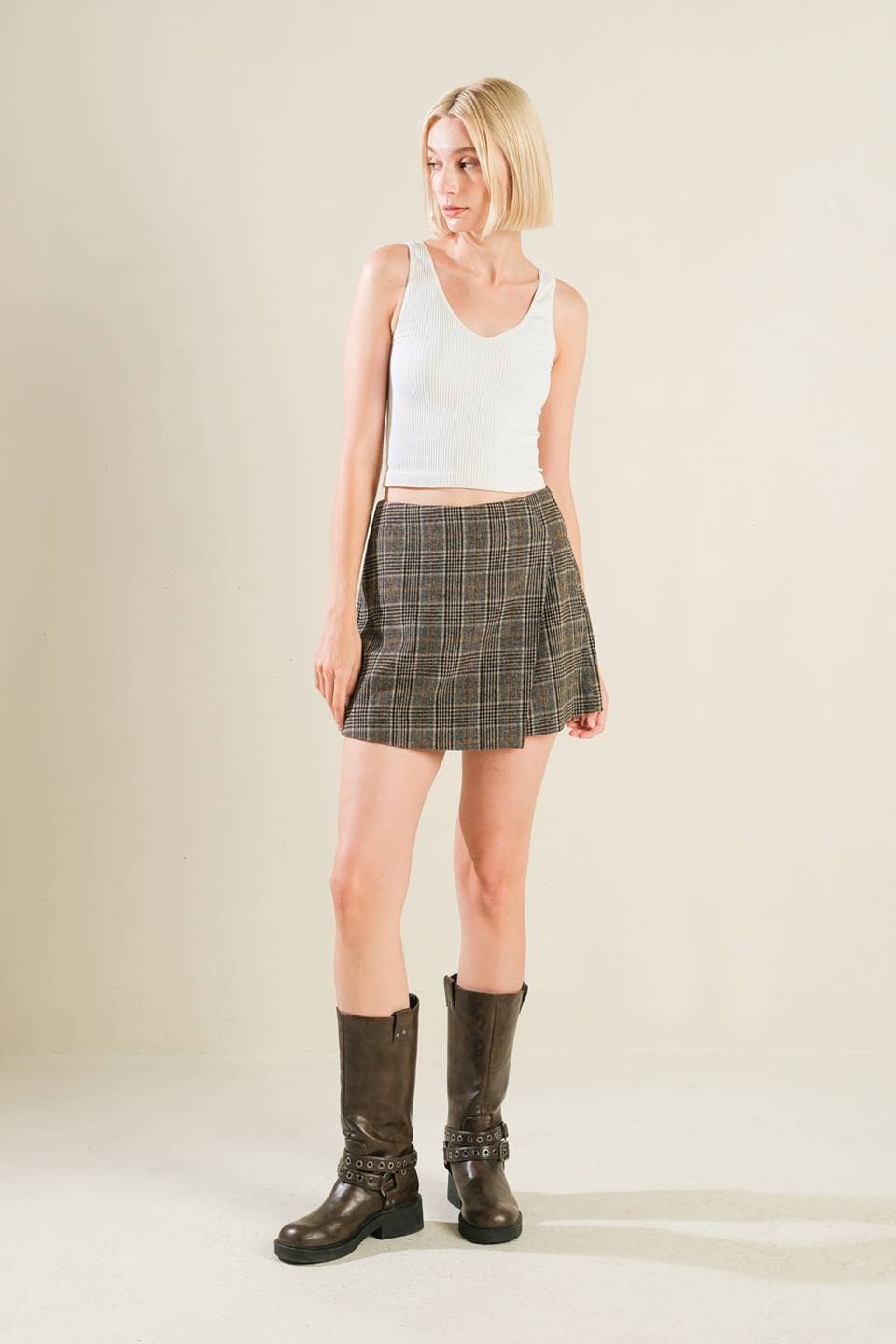 A woven plaid skort: BROWN BLACK