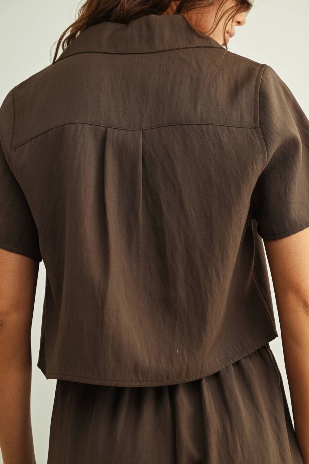 RAYON BUTTON SSLV BLOUSE: BROWN