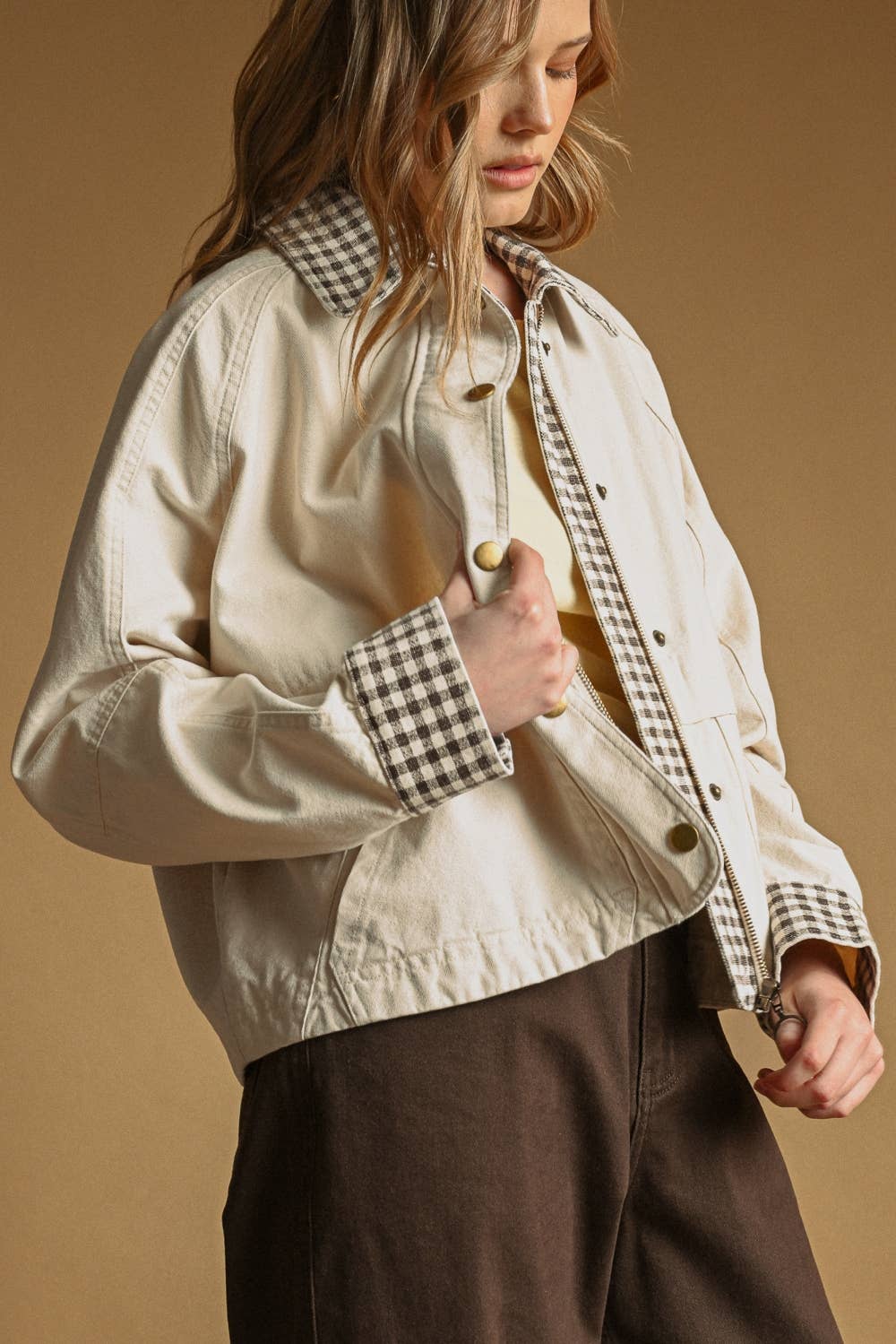 GINGHAM COLLARED TWILL JACKET: BEIGE
