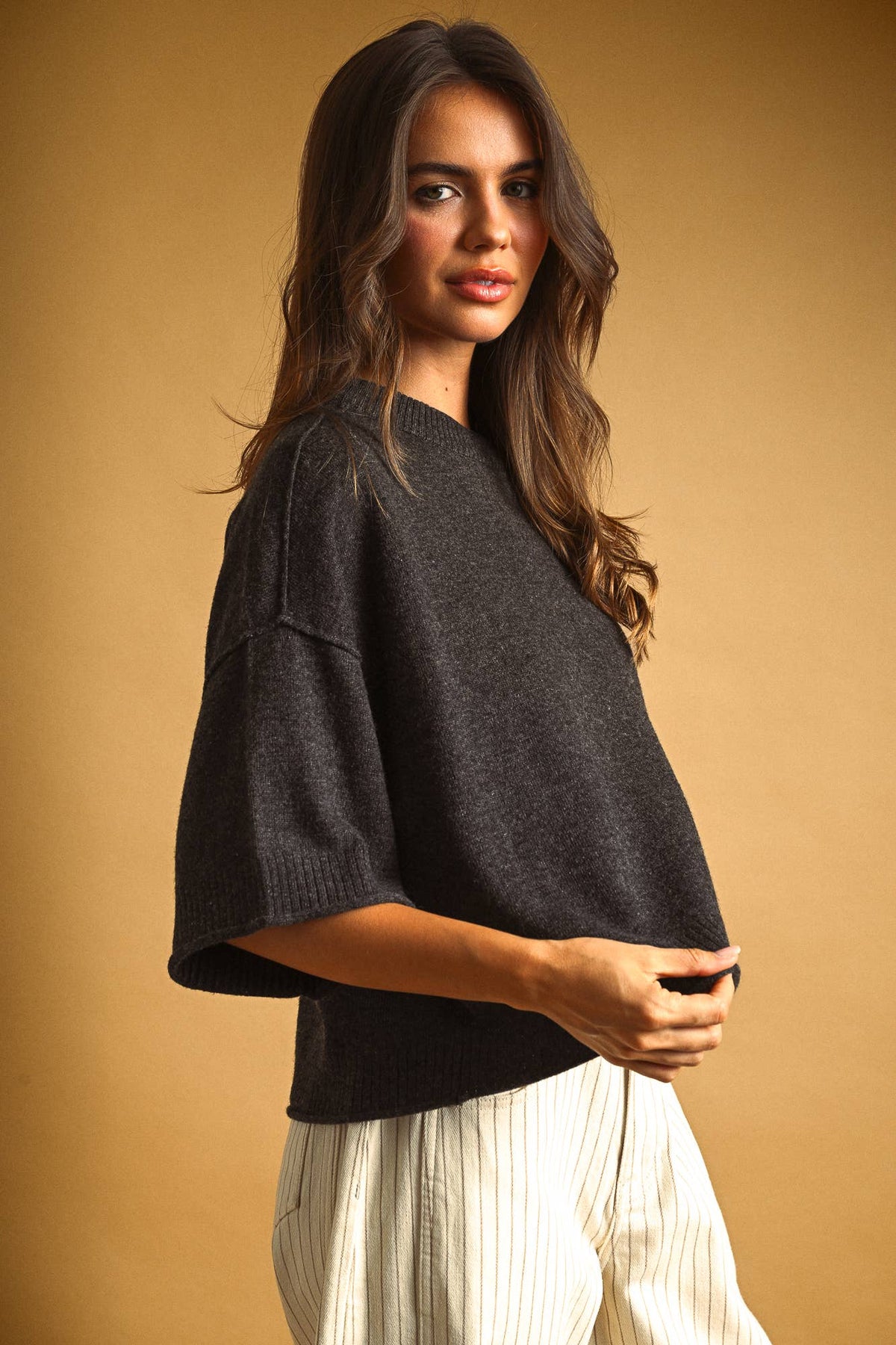 SHORT SLEEVE KNIT CROP TOP: CHARCOAL