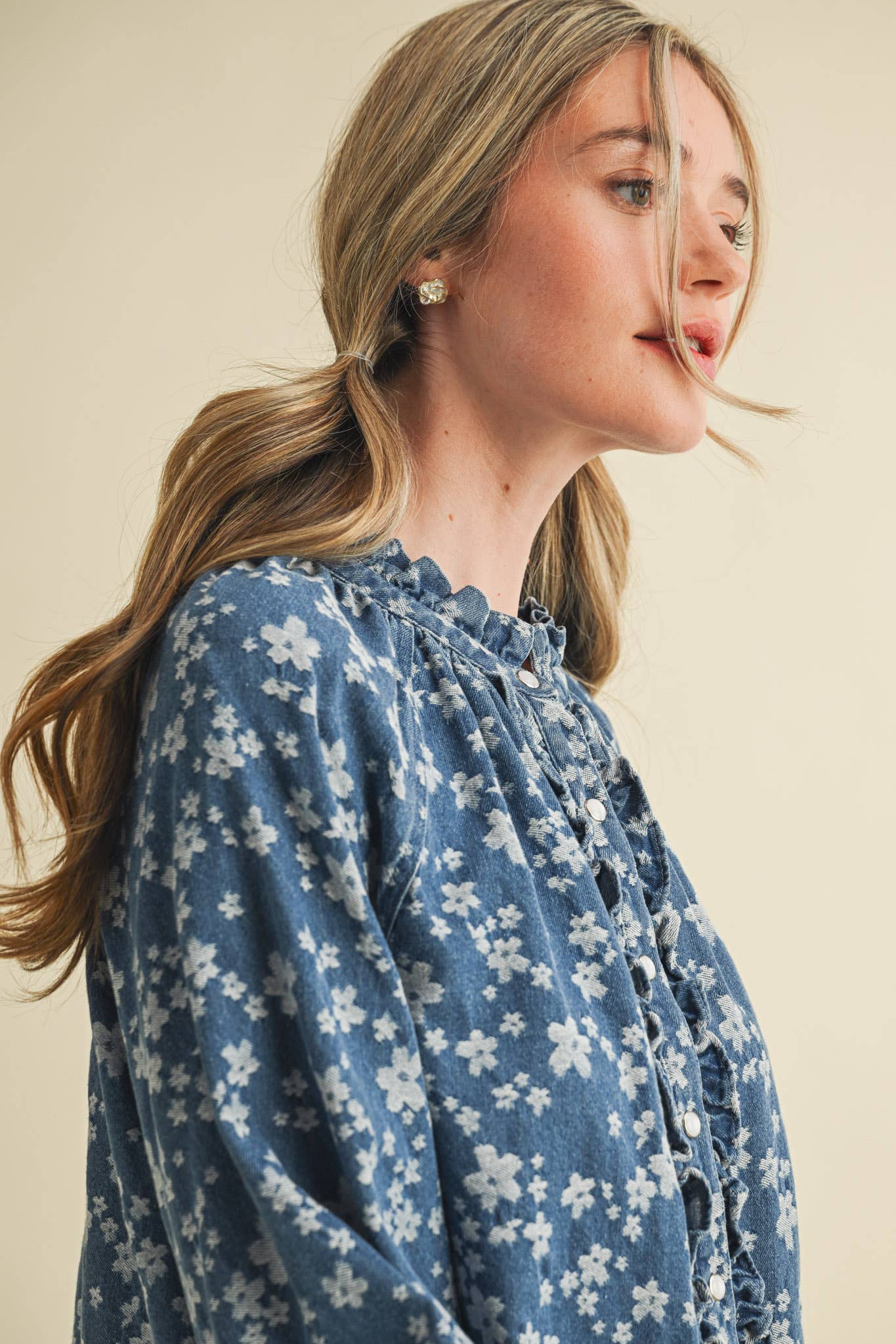 DENIM FLORAL RUFFLED BUTTON DOWN TOP: DENIM FLORAL