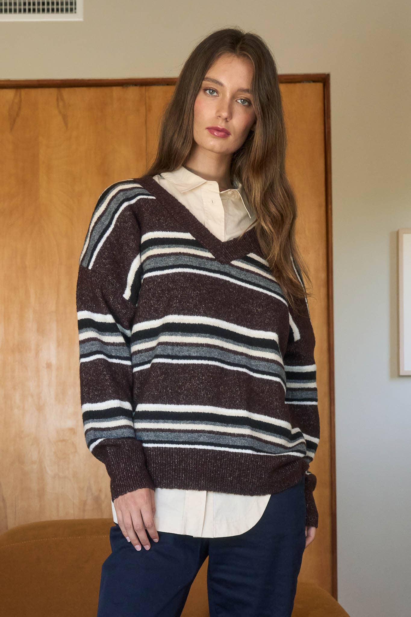STRIPE V NECK  KNIT SWEATER: BROWN MULTI