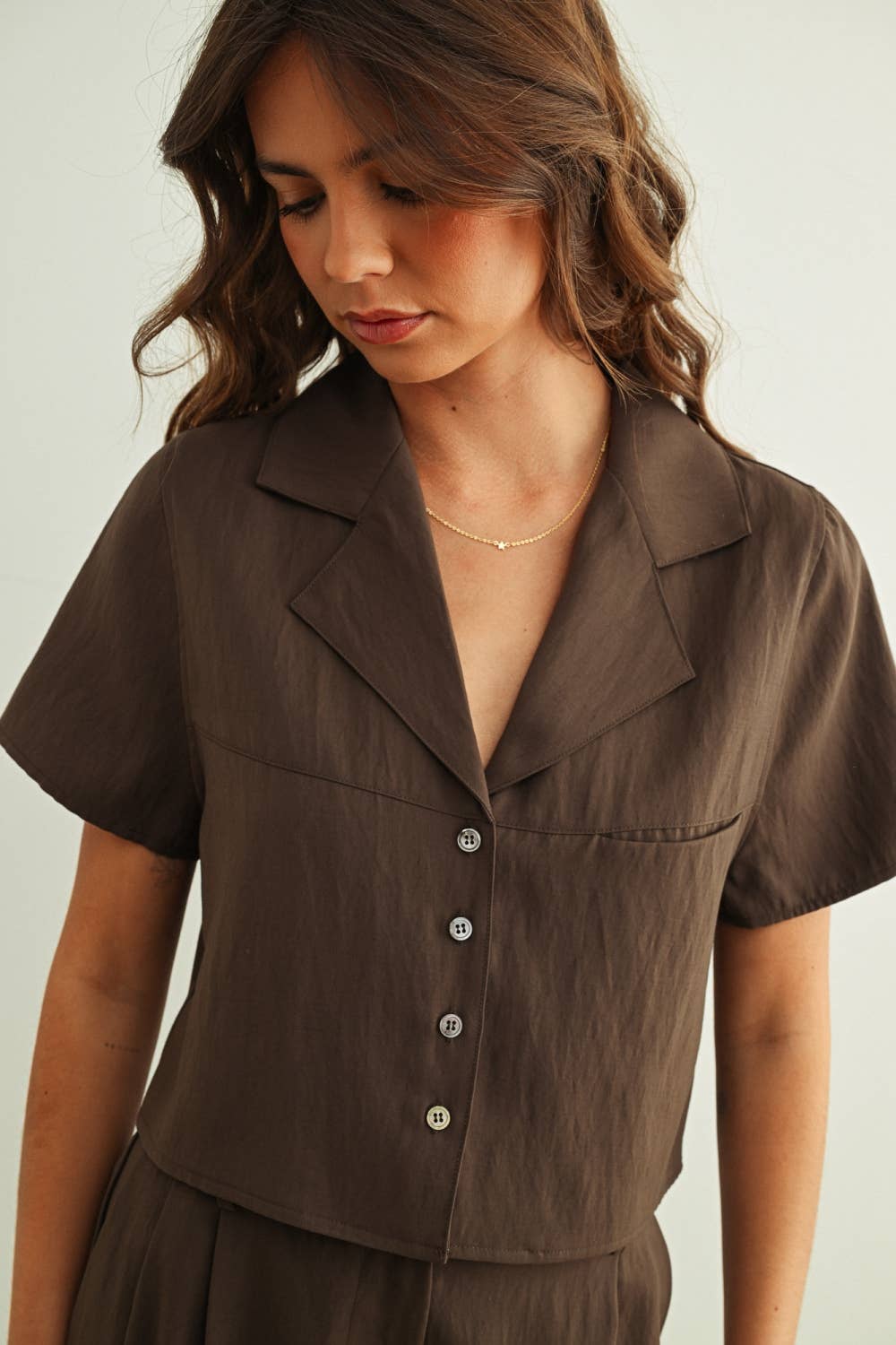 RAYON BUTTON SSLV BLOUSE: BROWN