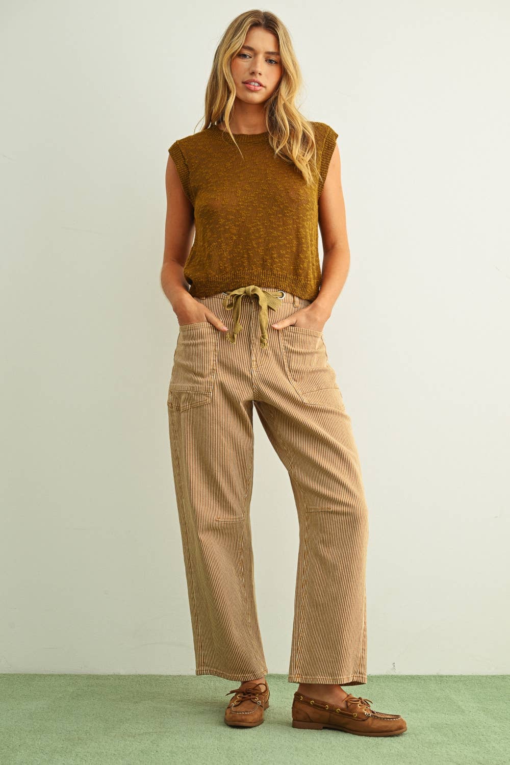 STRIPED PATTERN WASHED BARREL PANTS WITH BELT: CAMEL