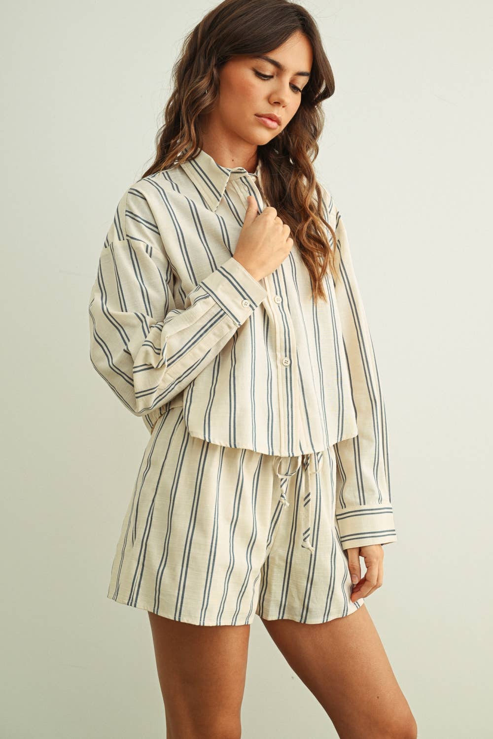 STRIPED ELASTIC BAND WAIST SHORTS: BLACK