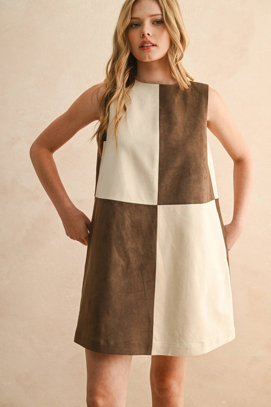 SUEDE COLOR CONTRASTED SHIFT DRESS: BROWN/ECRU