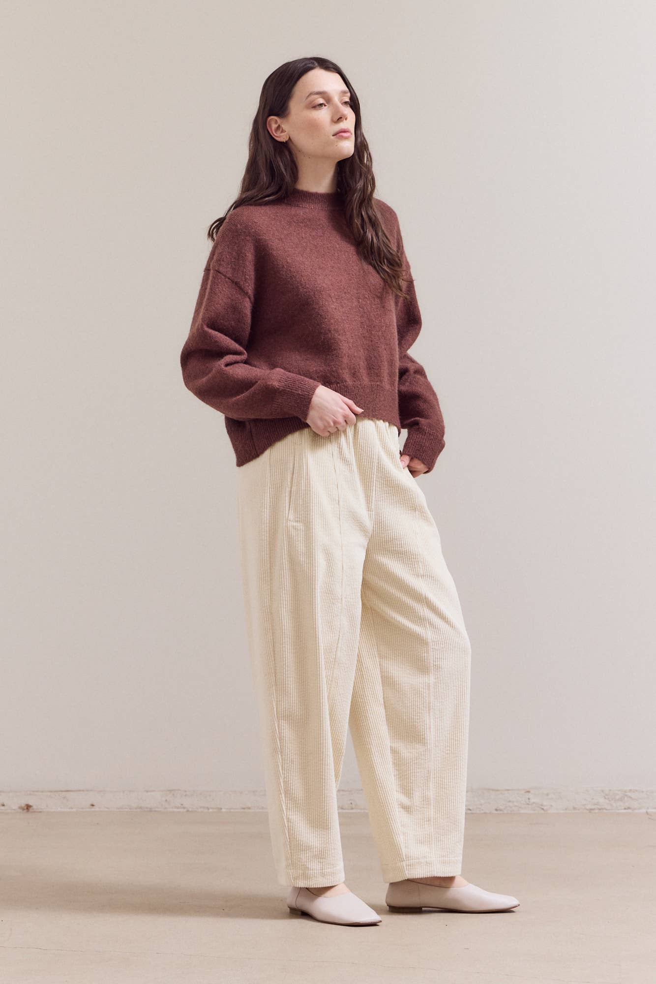 SEAM DETAIL ROUND NECK SWEATER: BRICK