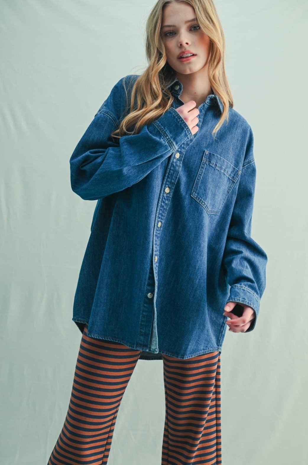 WASHED BUTTON-UP DENIM SHIRT: D.DENIM