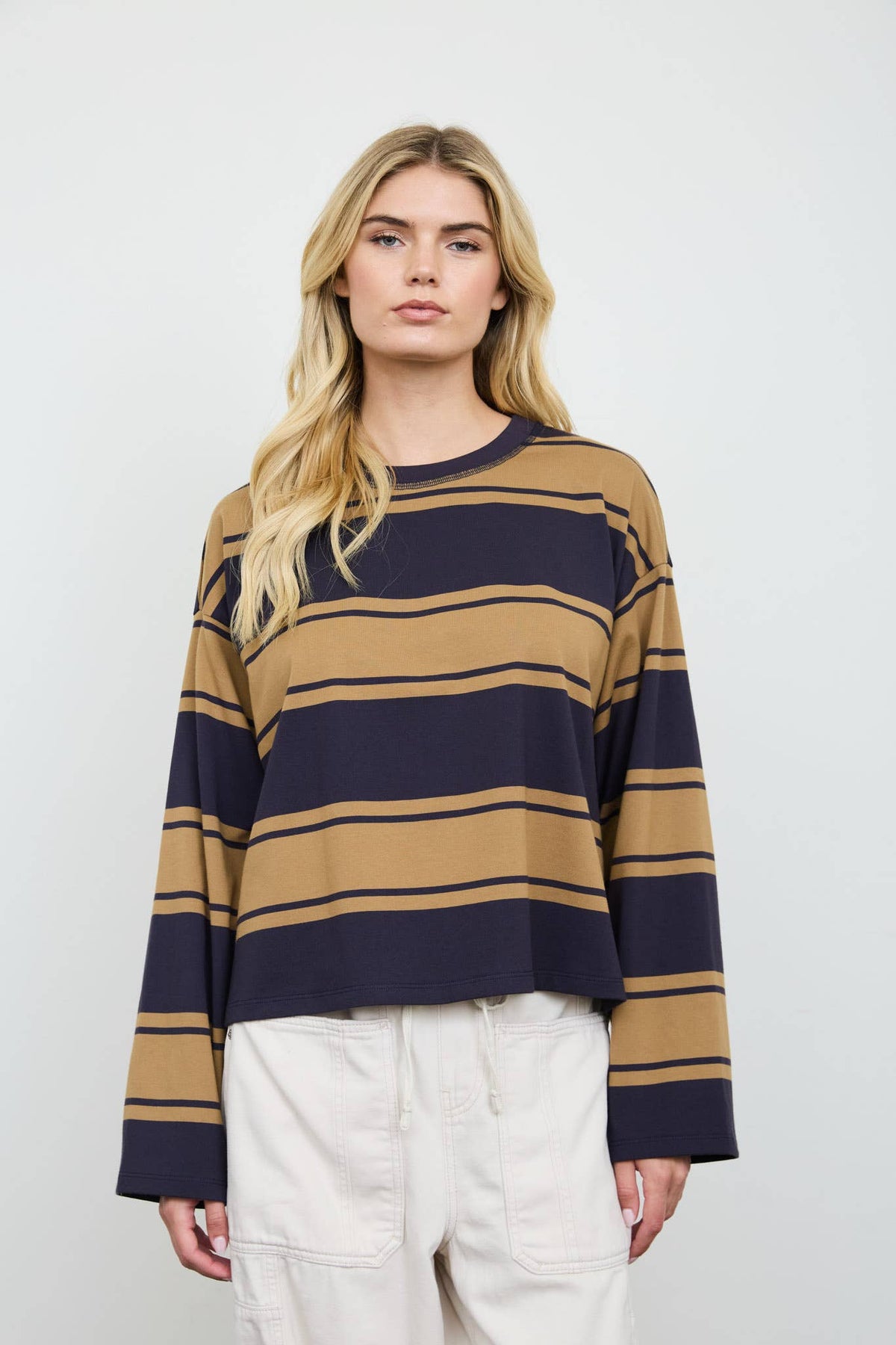 WIDE STRIPE CREW NECK LONG SLEEVE KNIT TOP: NAVY