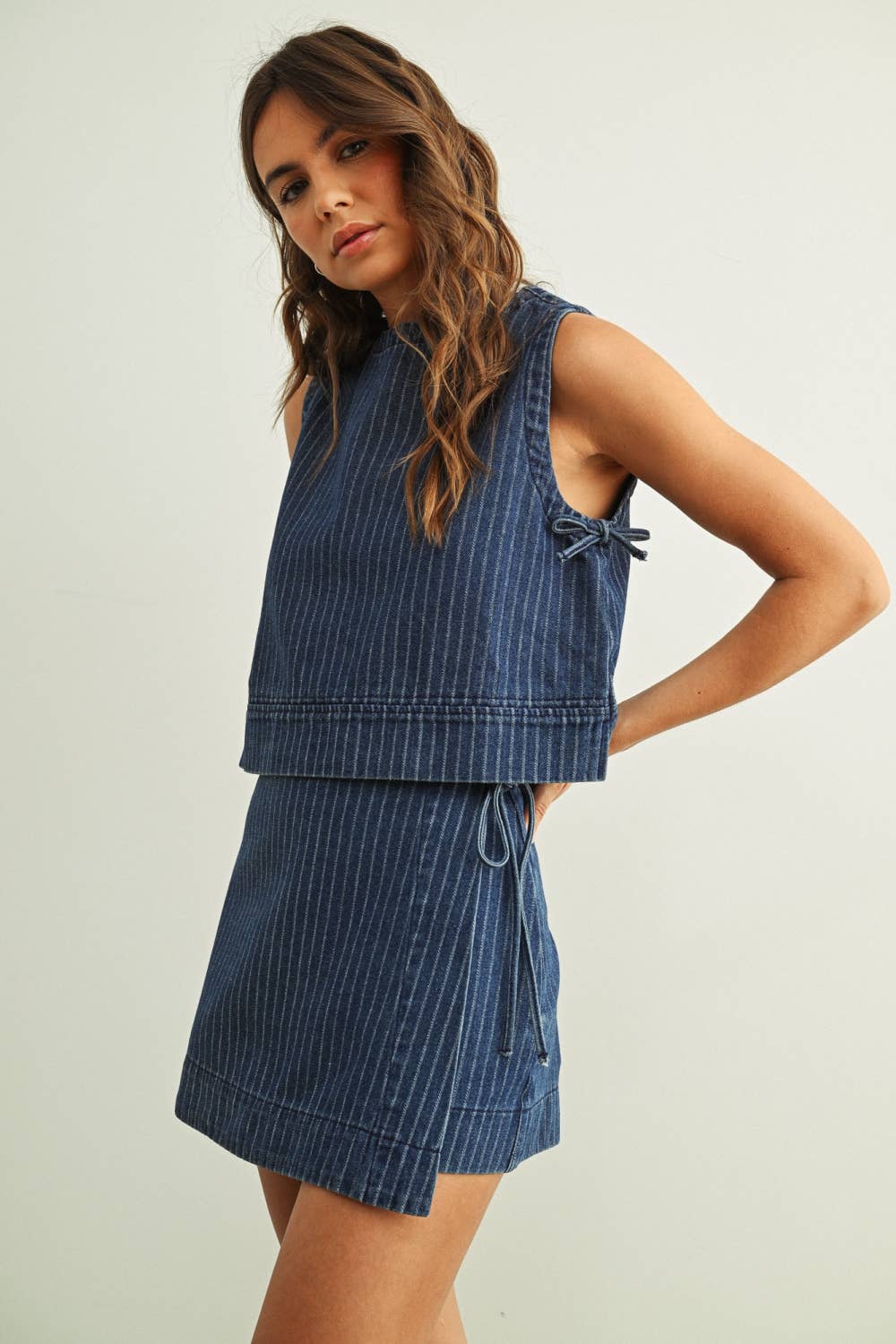 PINSTRIPED DENIM SKORT: DENIM BLUE