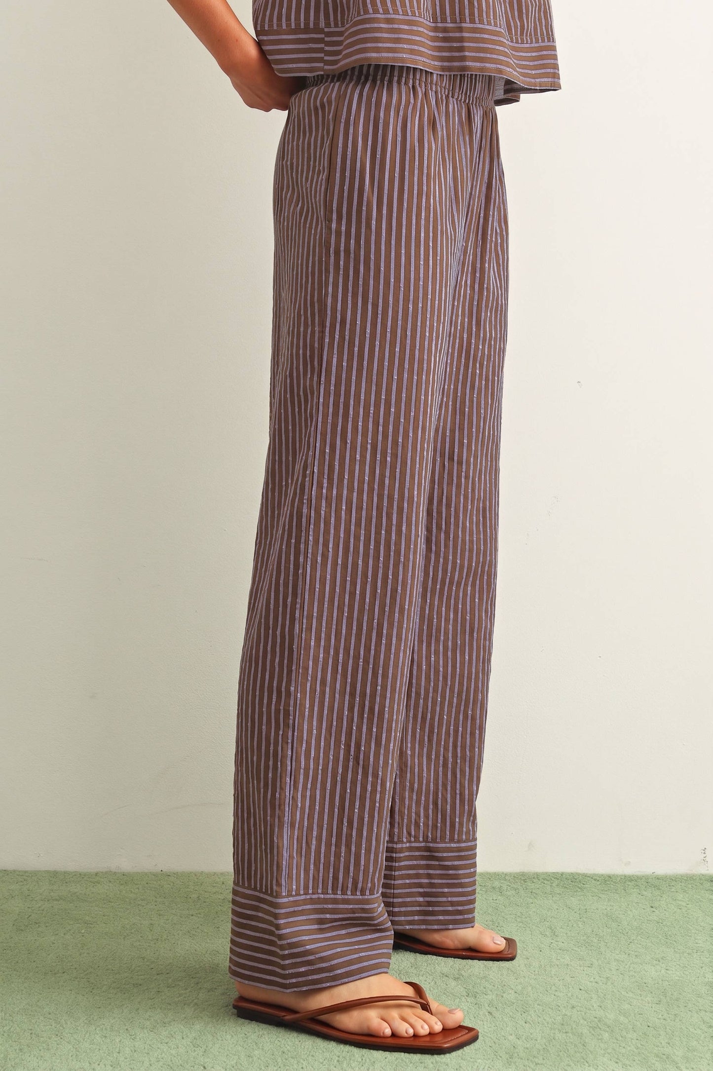 STRIPED PRINT STRAIGHT WIDE LEG PANTS: Brown
