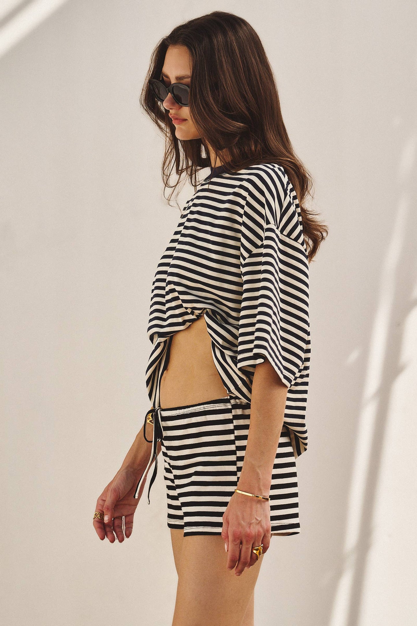 Oversized Striped Contrast Neck Boxy Tee: IVORY BLACK