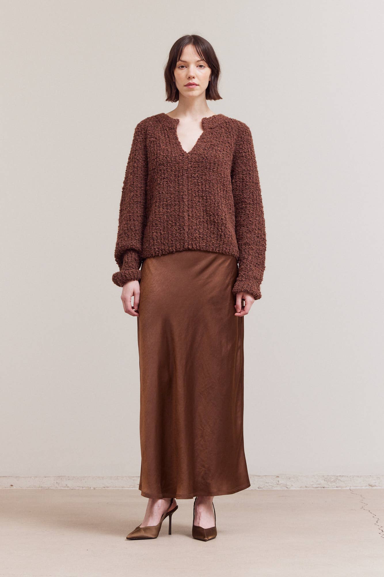 OPENED V-NECK SWEATER TOP: Bronze