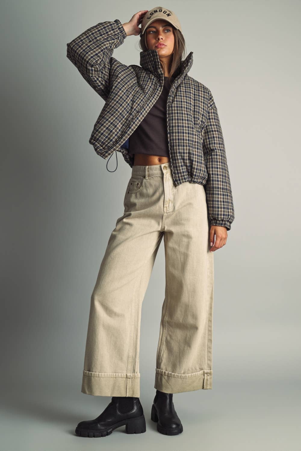 WIDE CUFFED DENIM PANTS WITH A VINTAGE WASHED: BEIGE