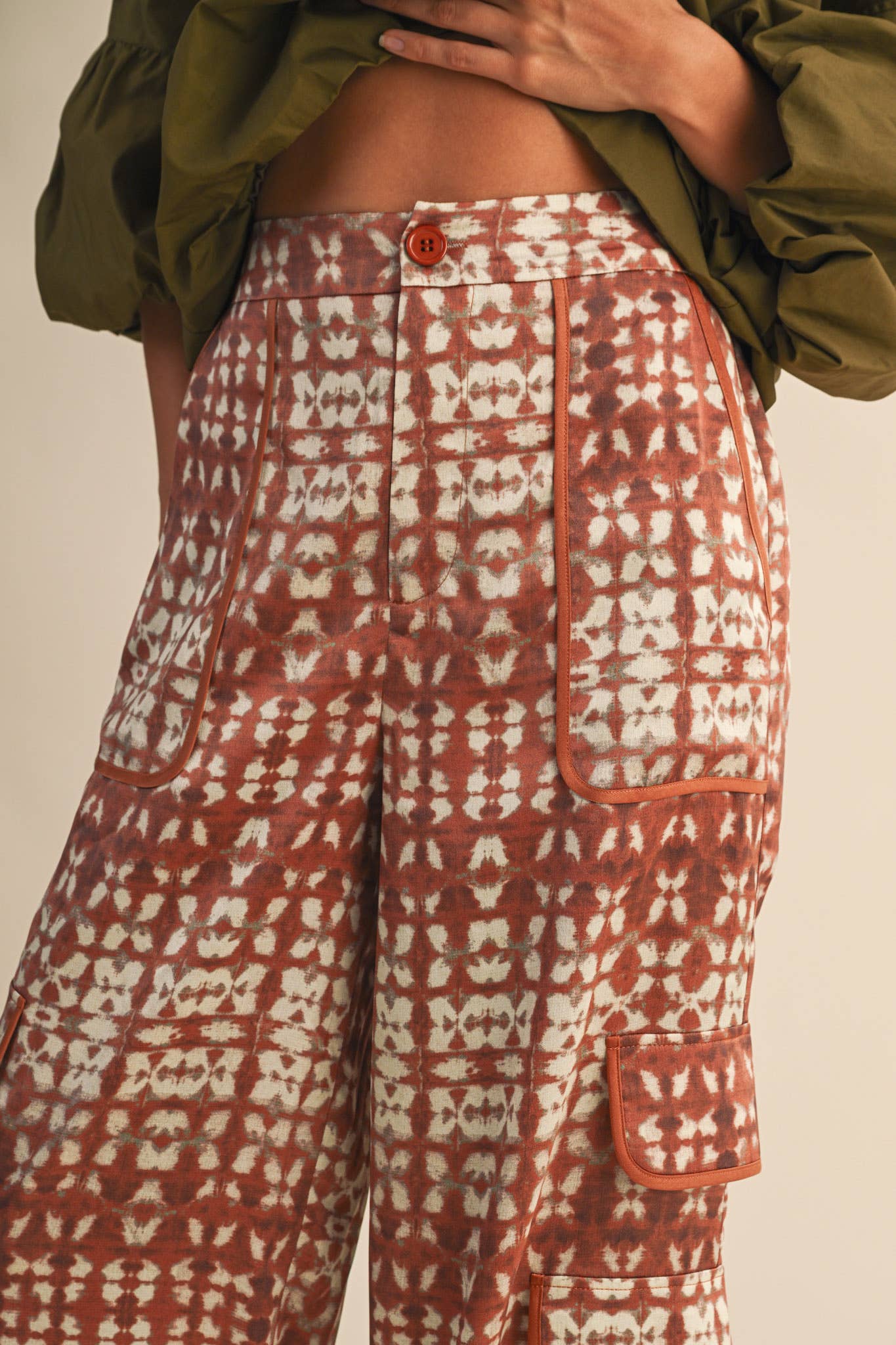 SATIN PRINTED WIDE LEG CARGO PANTS: Rust