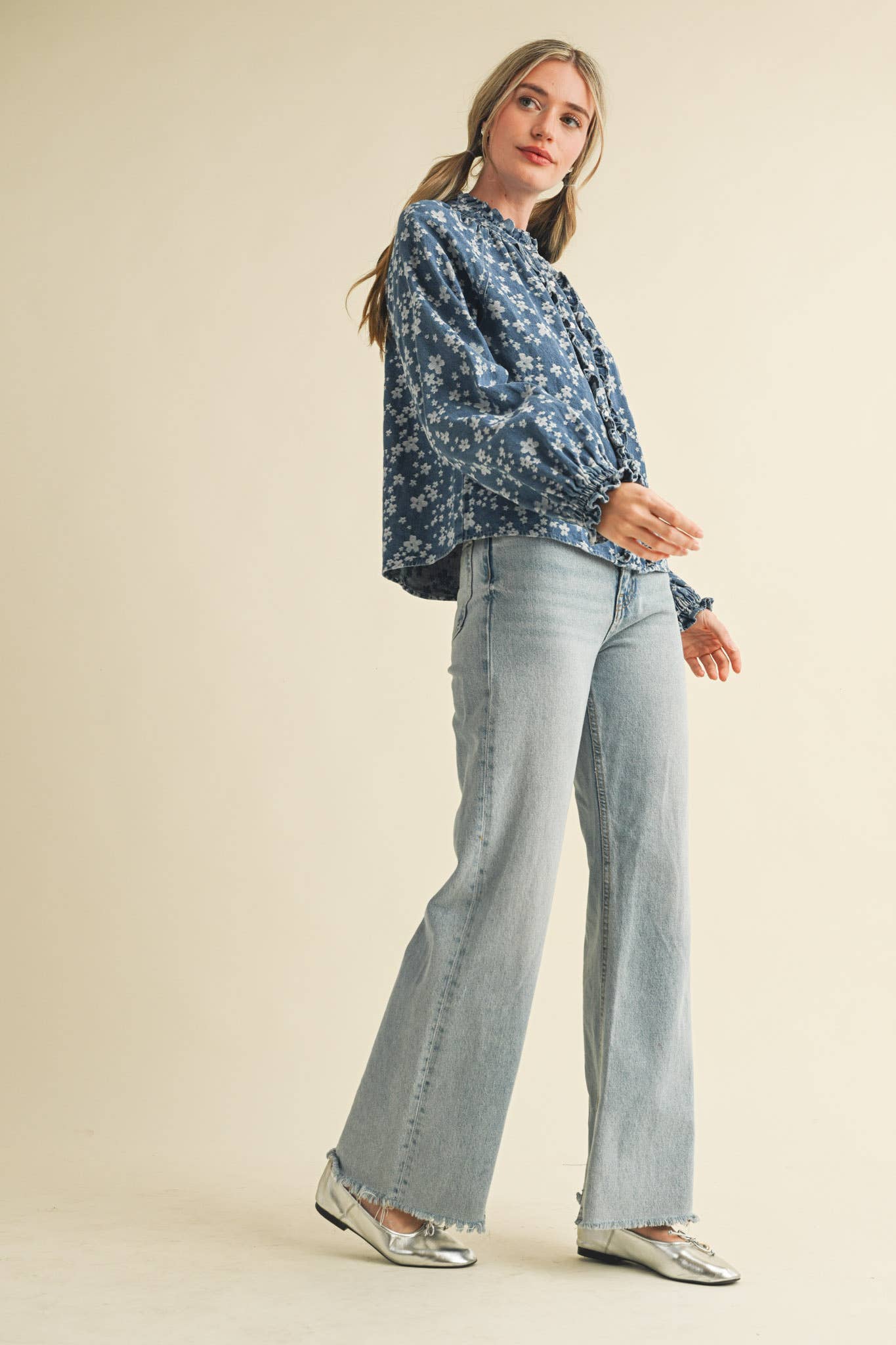 DENIM FLORAL RUFFLED BUTTON DOWN TOP: DENIM FLORAL
