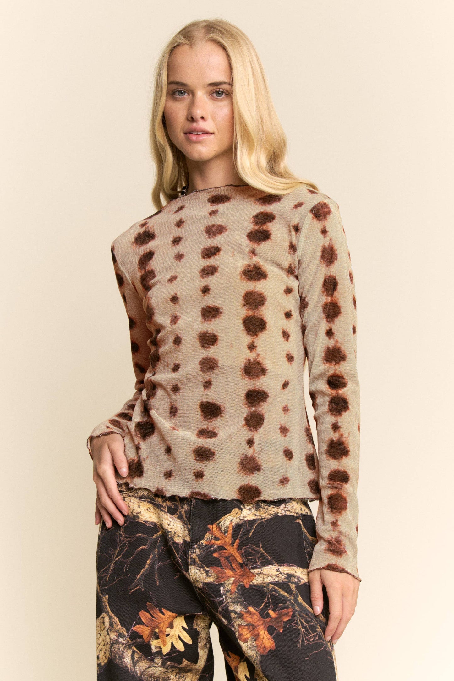 MESH TIE DYE LONG SLEEVE TOP: DOT-Taupe