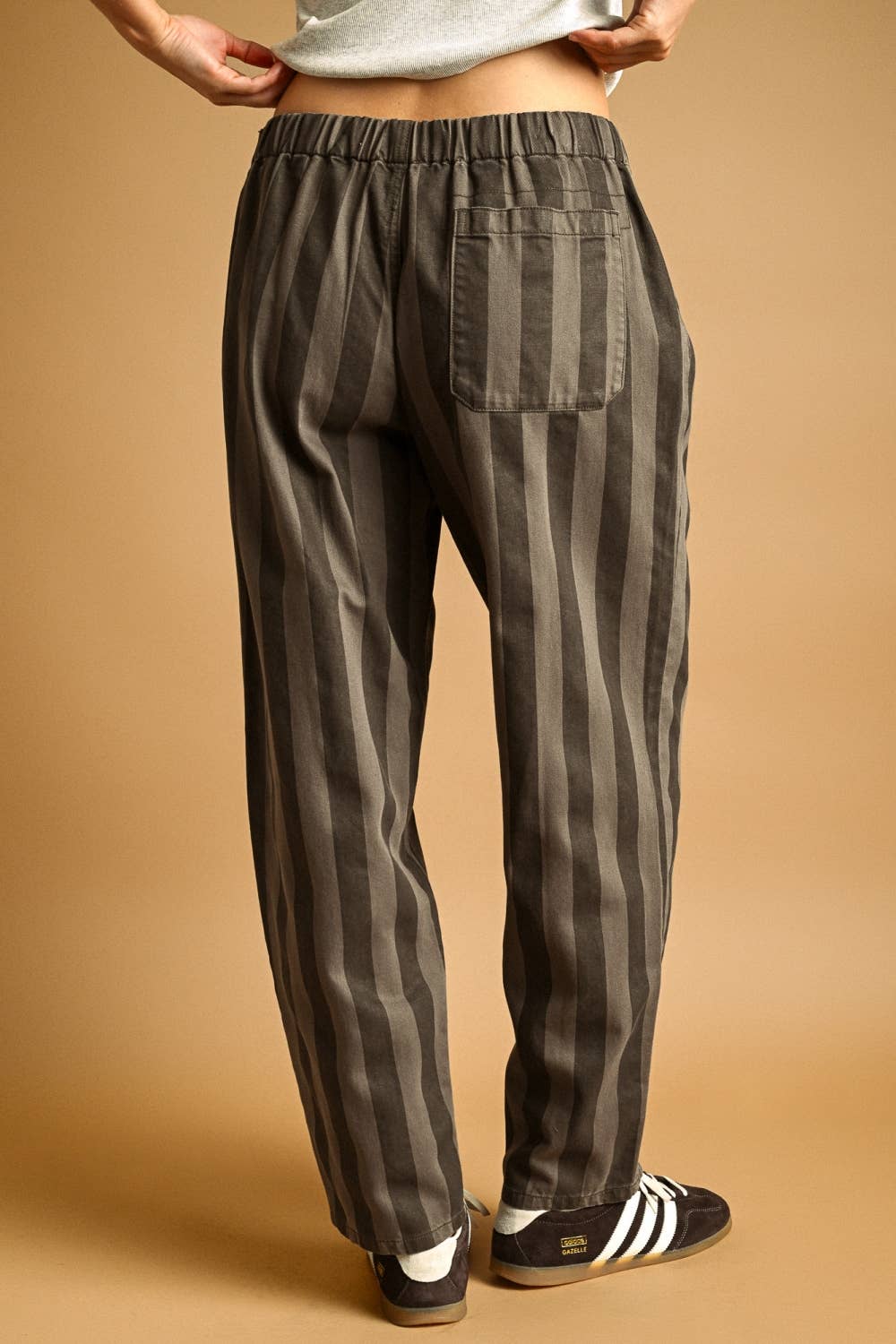 WIDE STRIPE PRINT BARREL PANTS: Black / Grey