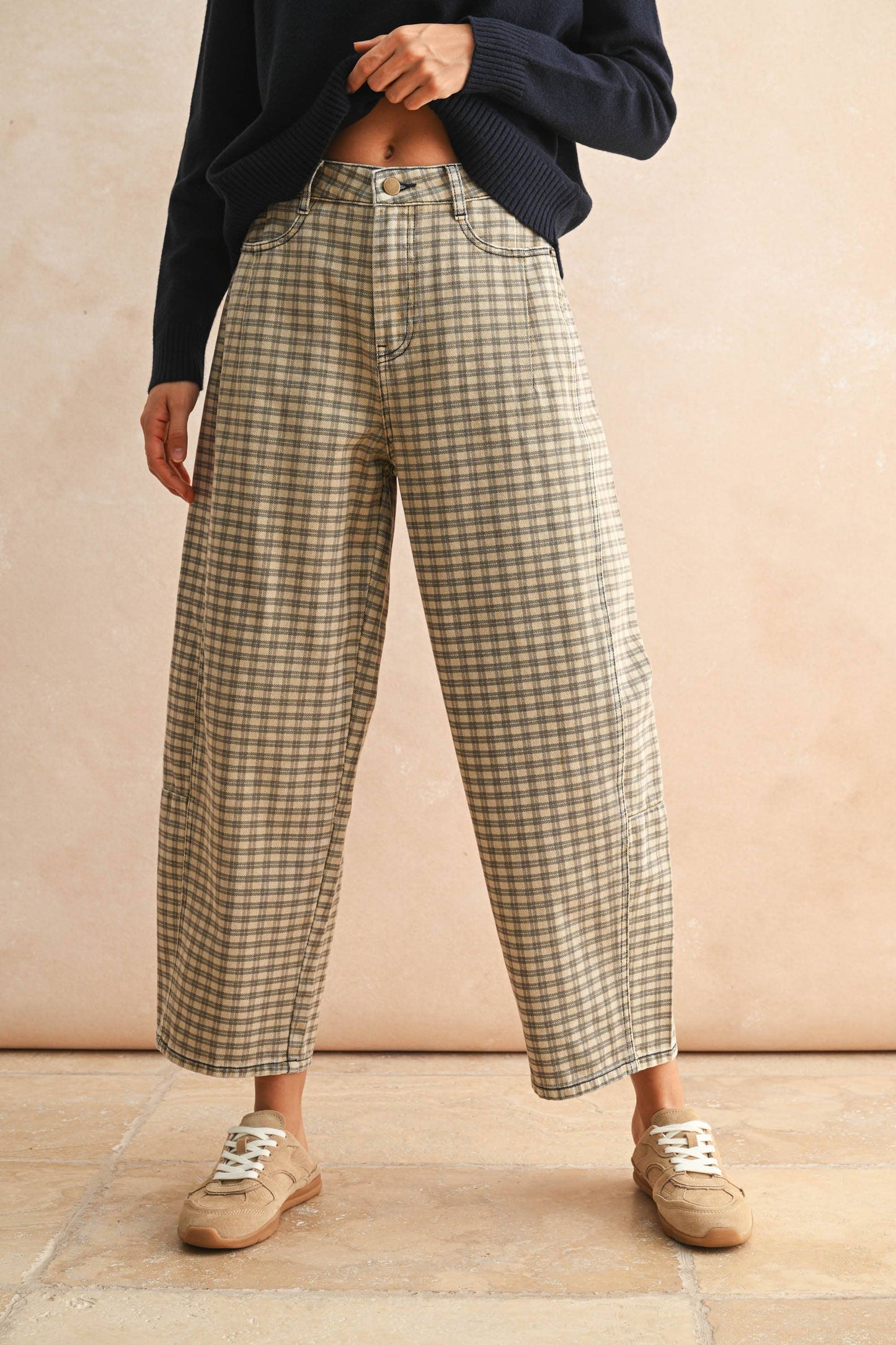 MINI CHECKER PATTERN BARREL PANTS: TAN/BROWN
